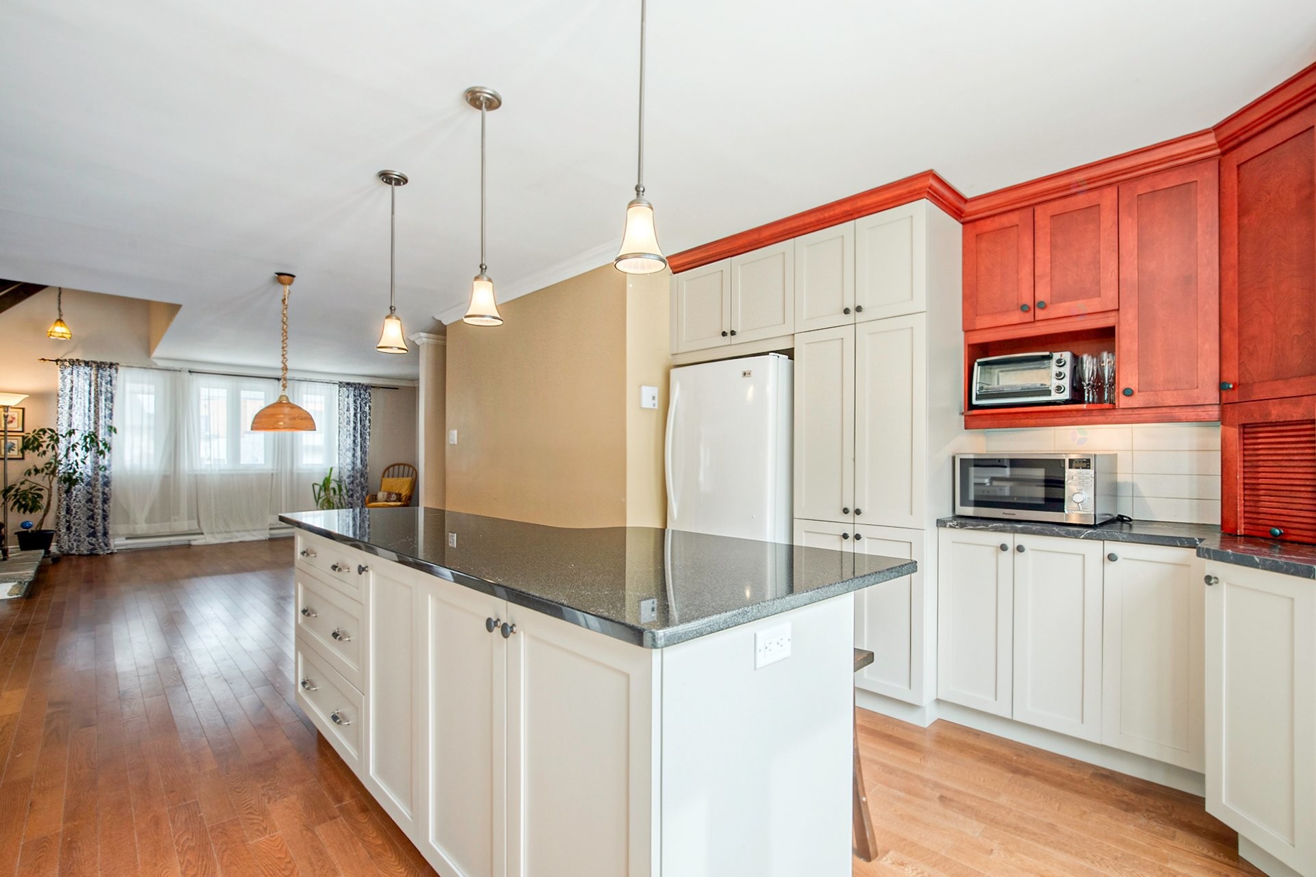 









2055


Rue du Sommet-Trinité

,
Saint-Bruno-de-Montarville,




QC
J3V6E3

