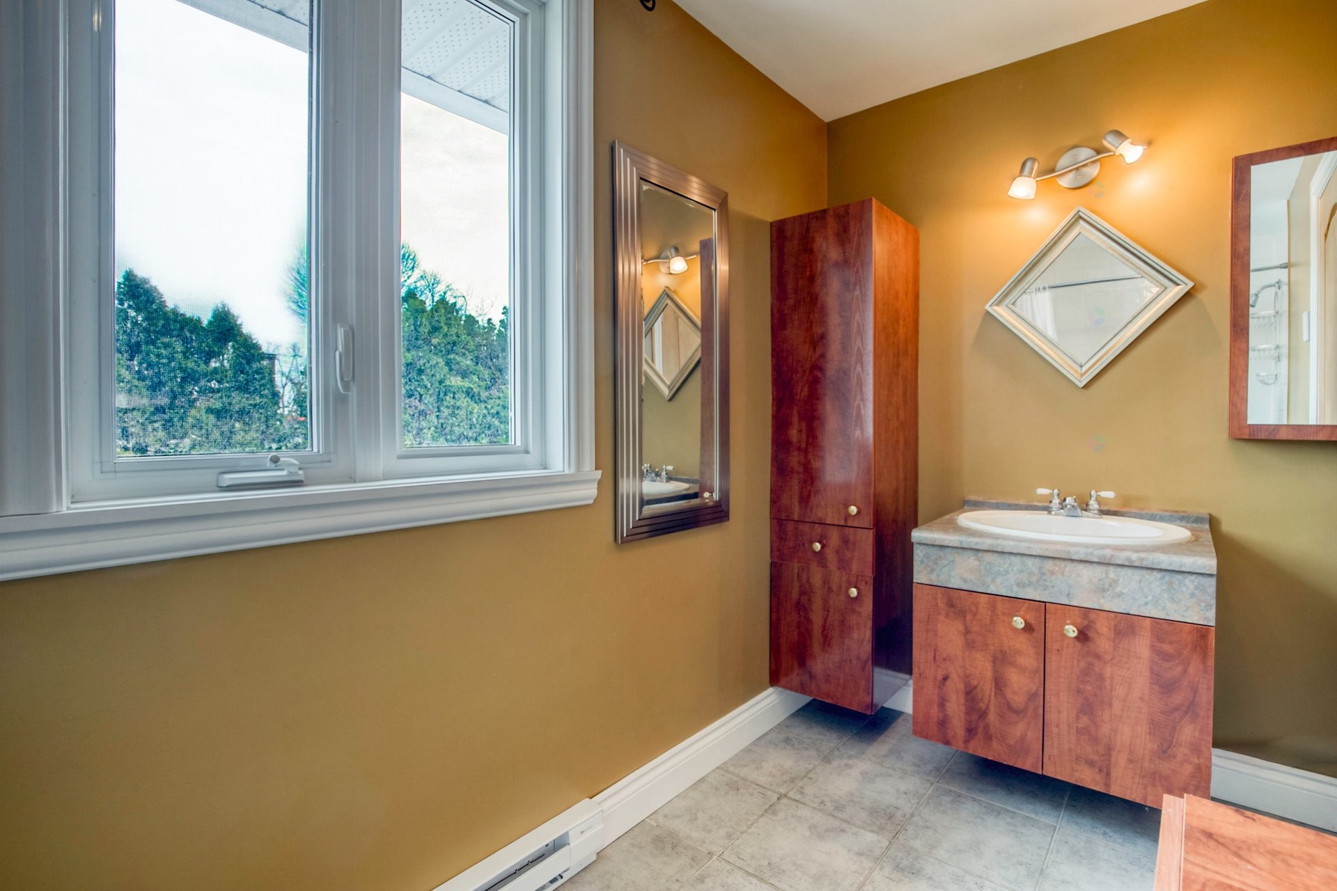 









2055


Rue du Sommet-Trinité

,
Saint-Bruno-de-Montarville,




QC
J3V6E3

