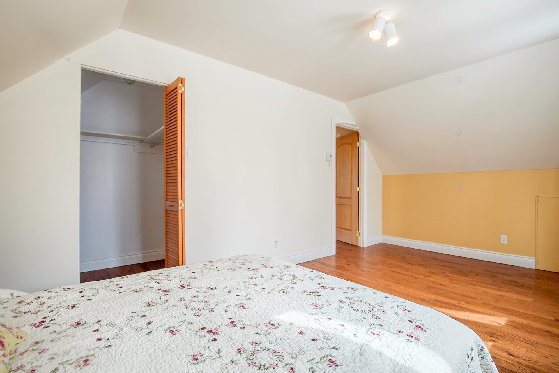 









2055


Rue du Sommet-Trinité

,
Saint-Bruno-de-Montarville,




QC
J3V6E3

