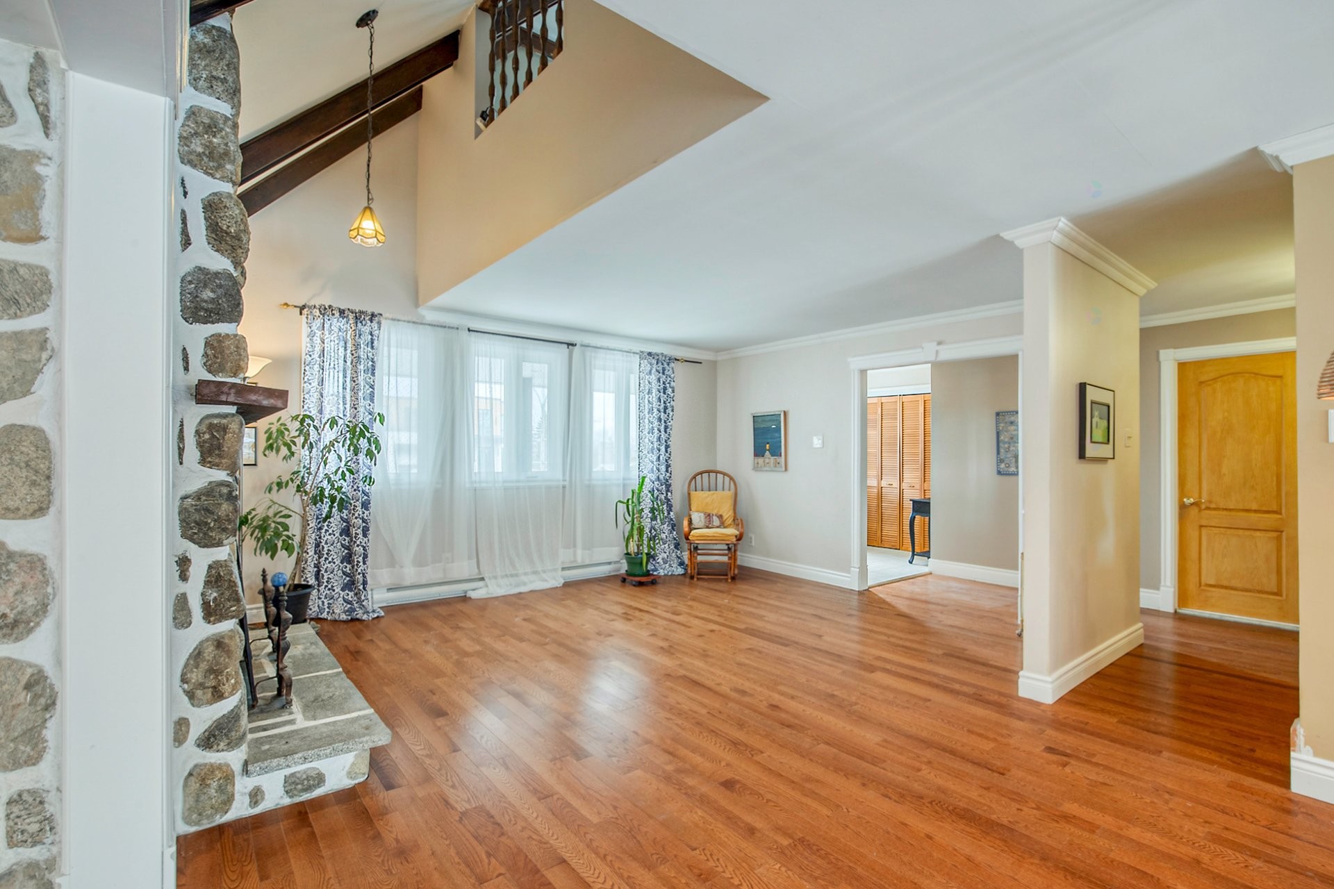 









2055


Rue du Sommet-Trinité

,
Saint-Bruno-de-Montarville,




QC
J3V6E3

