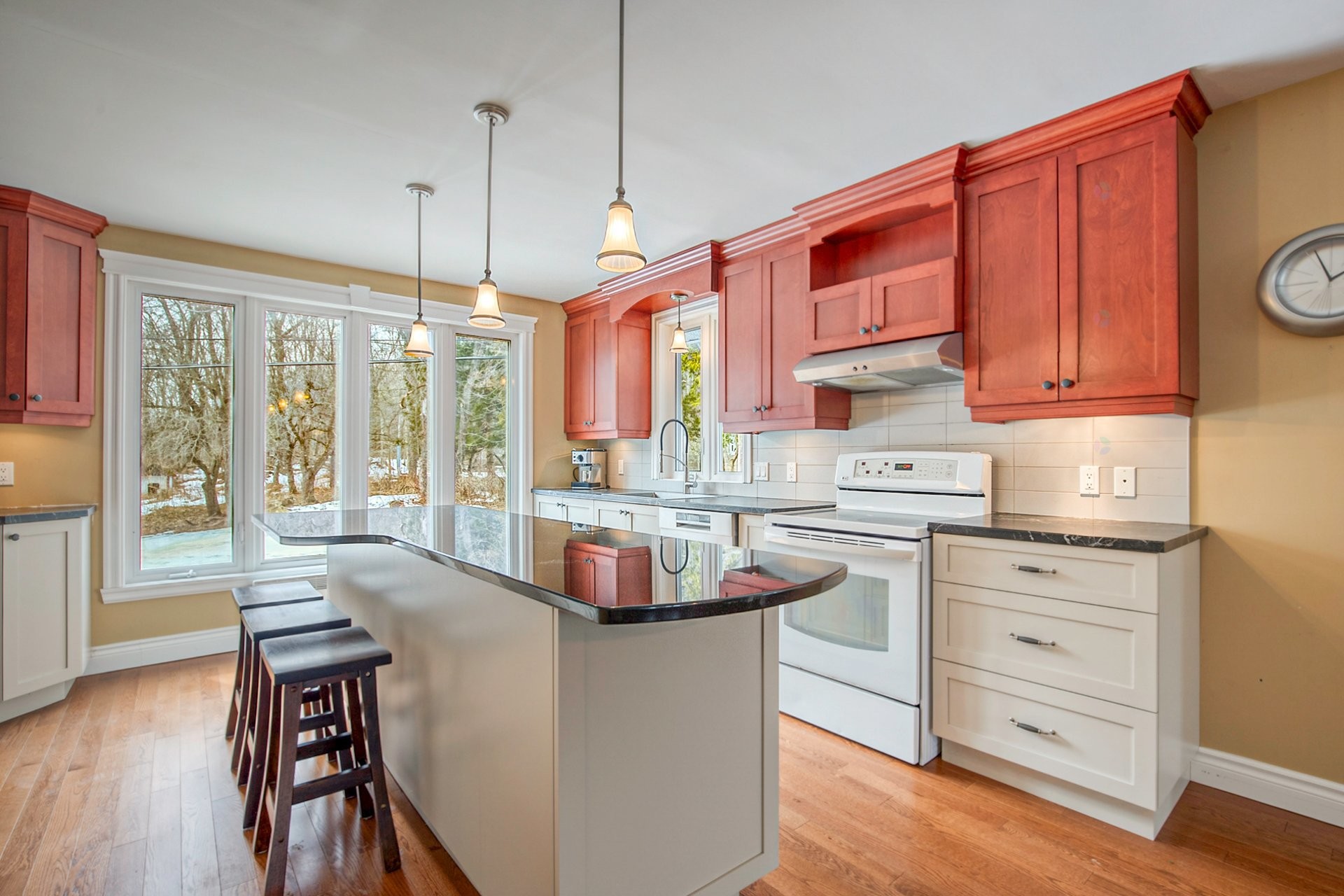 









2055


Rue du Sommet-Trinité

,
Saint-Bruno-de-Montarville,




QC
J3V6E3

