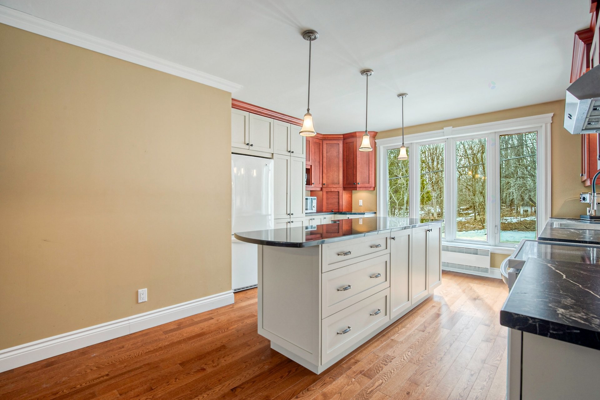 









2055


Rue du Sommet-Trinité

,
Saint-Bruno-de-Montarville,




QC
J3V6E3

