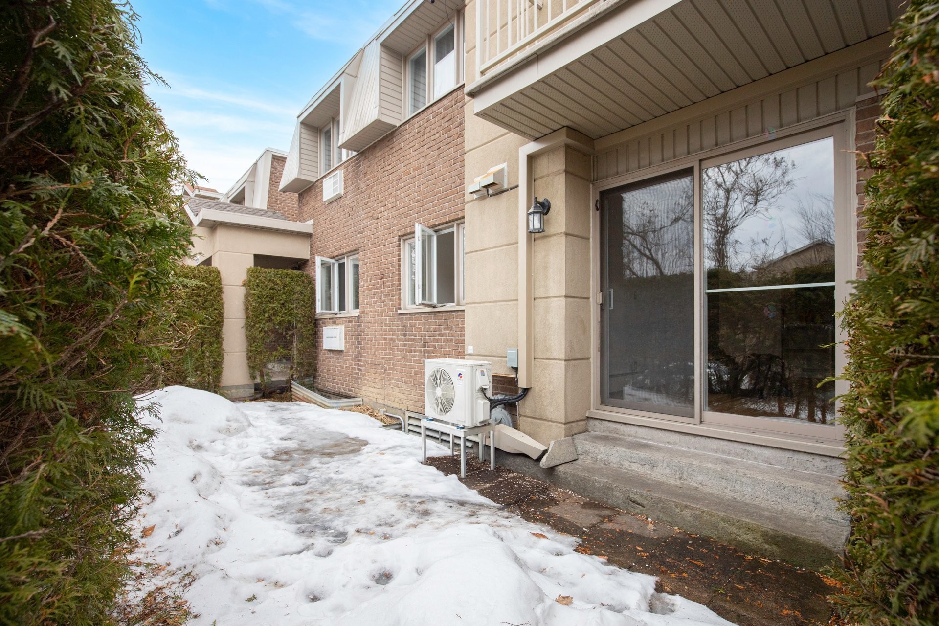 









1825


Rue Dunant

, 301,
Saint-Bruno-de-Montarville,




QC
J3V2Y3

