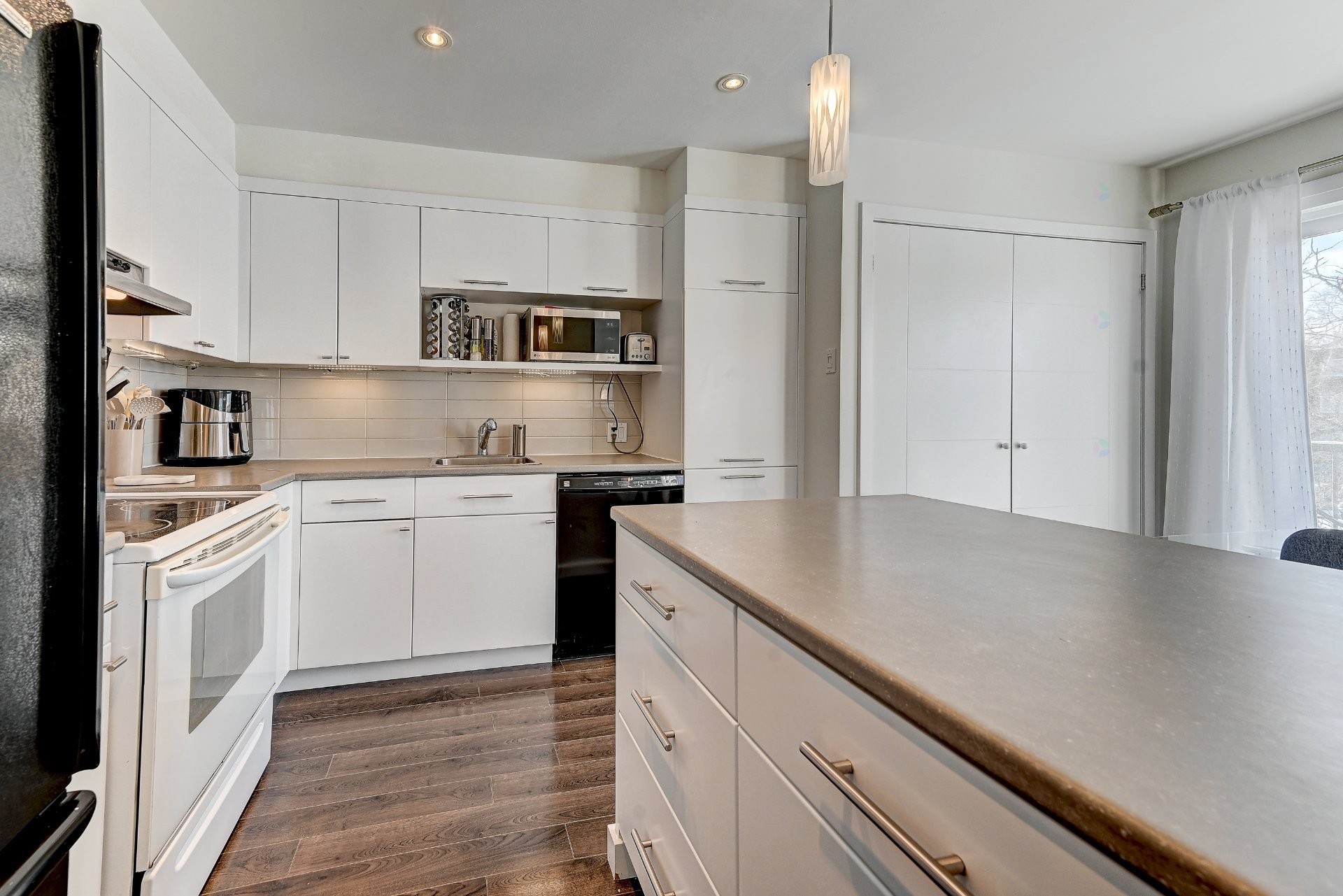 









839


Rue Fabre

, 301,
Longueuil (Le Vieux-Longueuil),




QC
J4J4X6

