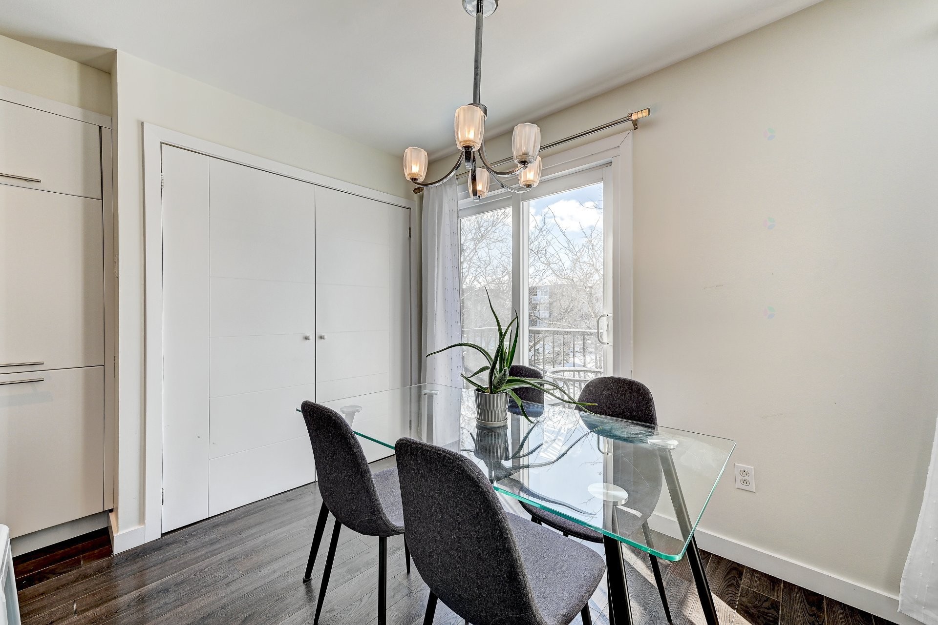 









839


Rue Fabre

, 301,
Longueuil (Le Vieux-Longueuil),




QC
J4J4X6

