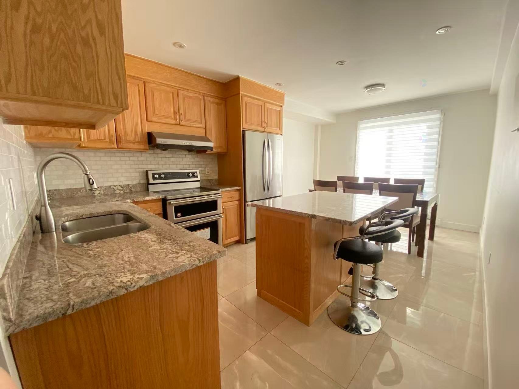 









590


Av. de Cherbourg

,
Laval (Chomedey),




QC
H7W4V6

