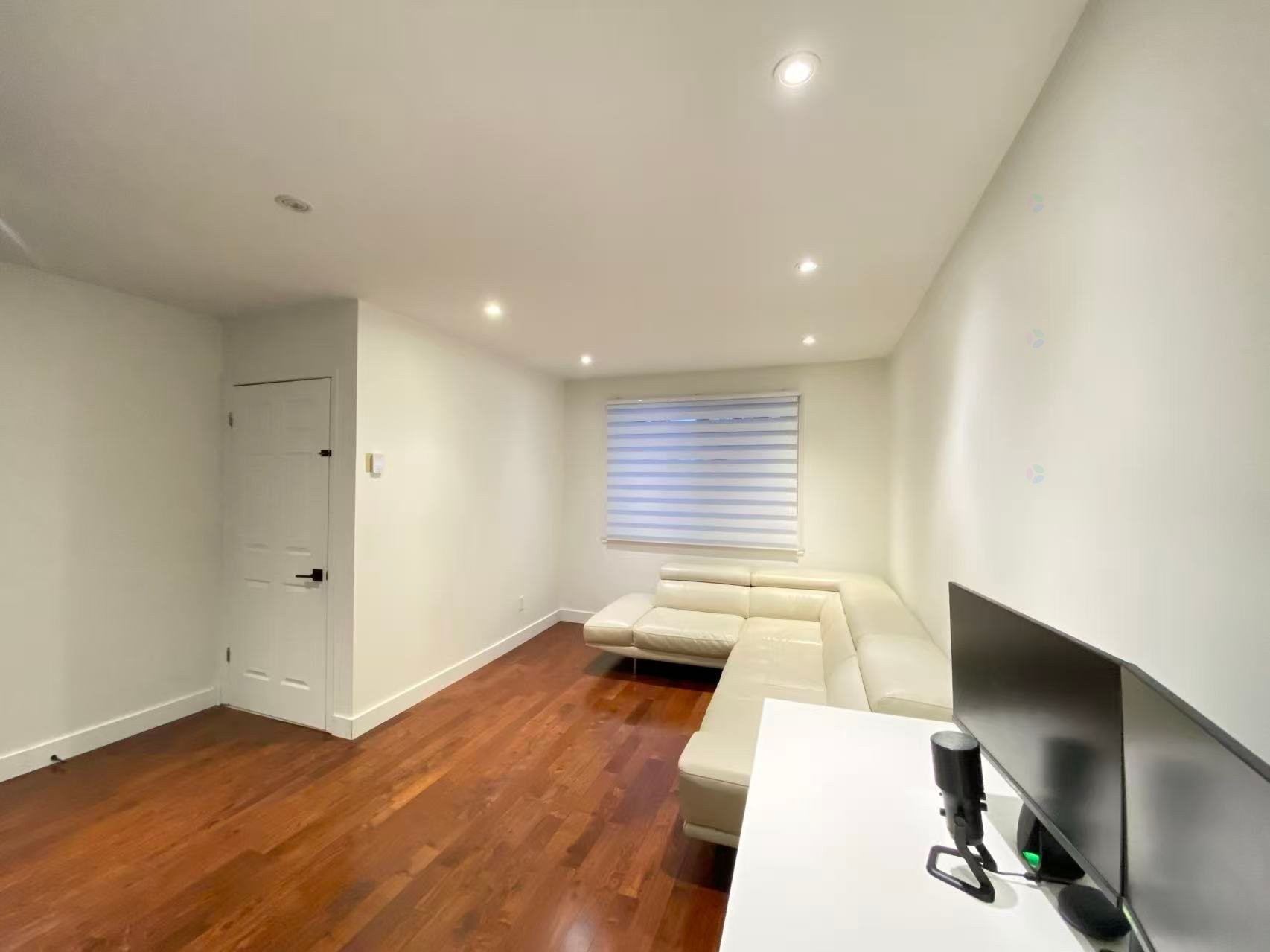 









590


Av. de Cherbourg

,
Laval (Chomedey),




QC
H7W4V6

