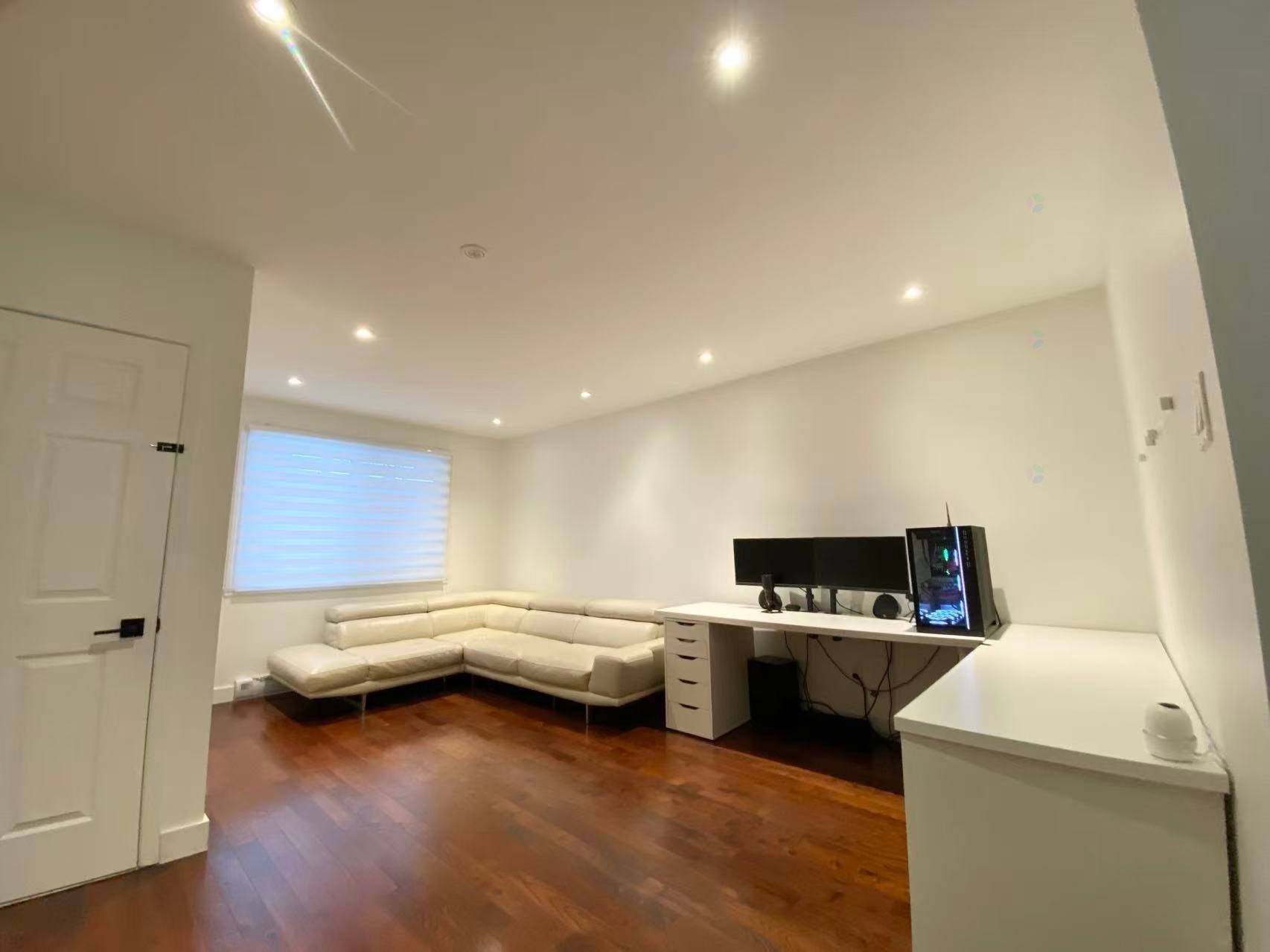 









590


Av. de Cherbourg

,
Laval (Chomedey),




QC
H7W4V6

