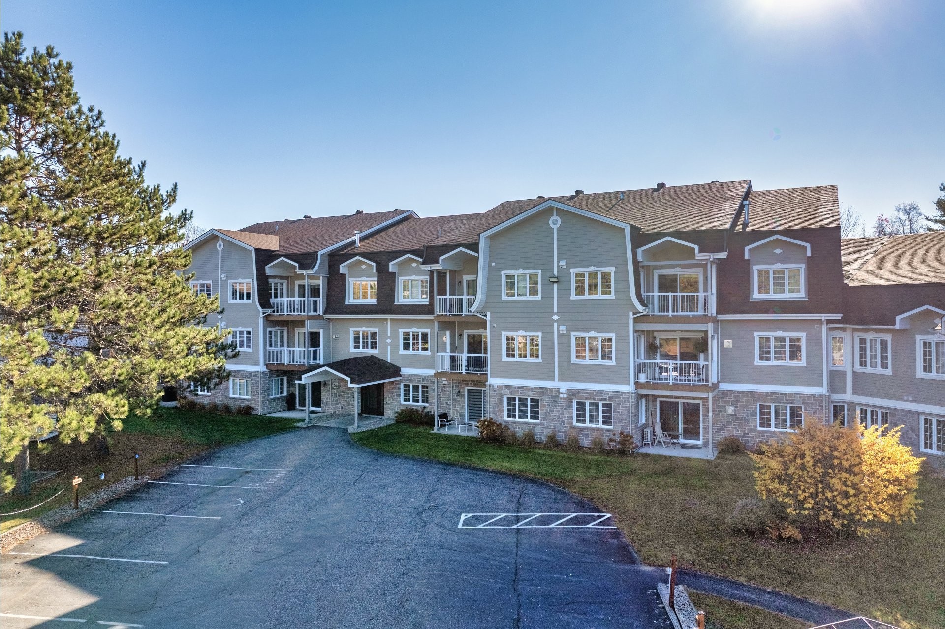 









1440


Rue Deguire

, 205,
Mont-Tremblant,




QC
J8E3C4

