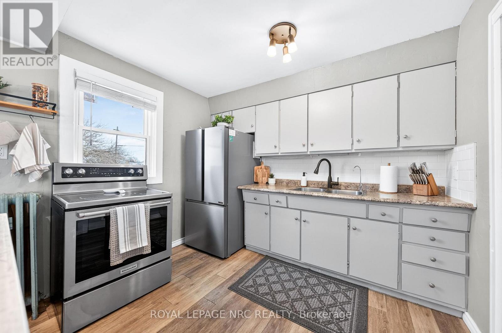 












23 PINECREST AVENUE

,
St. Catharines (Burleigh Hill),




Ontario
L2T1C6

