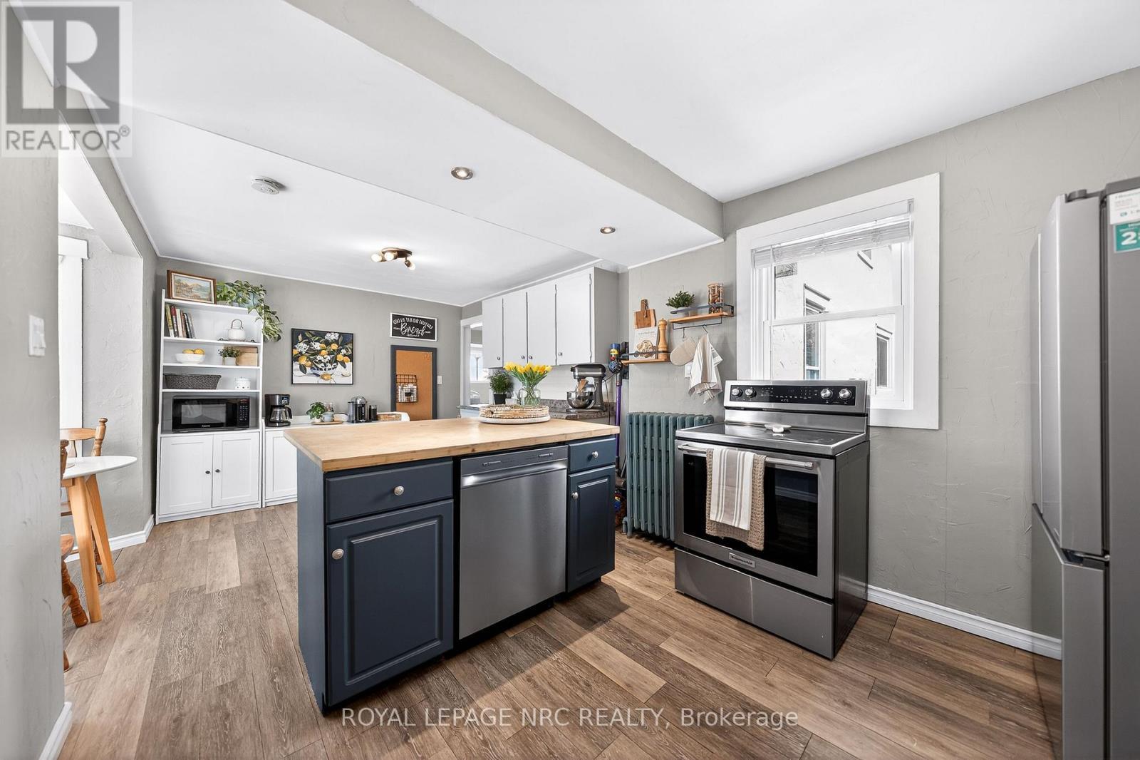 












23 PINECREST AVENUE

,
St. Catharines (Burleigh Hill),




Ontario
L2T1C6

