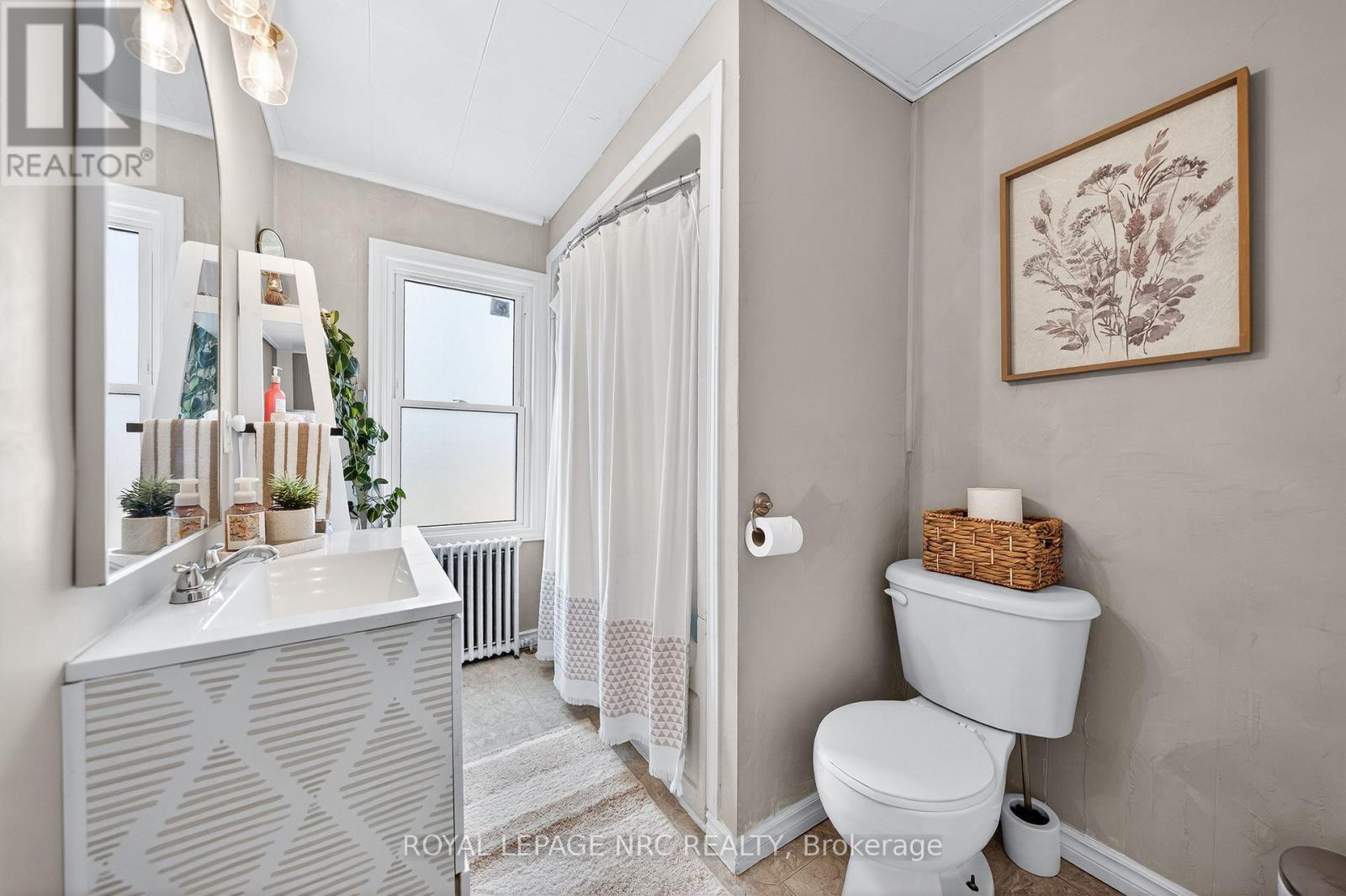 












23 PINECREST AVENUE

,
St. Catharines (Burleigh Hill),




Ontario
L2T1C6

