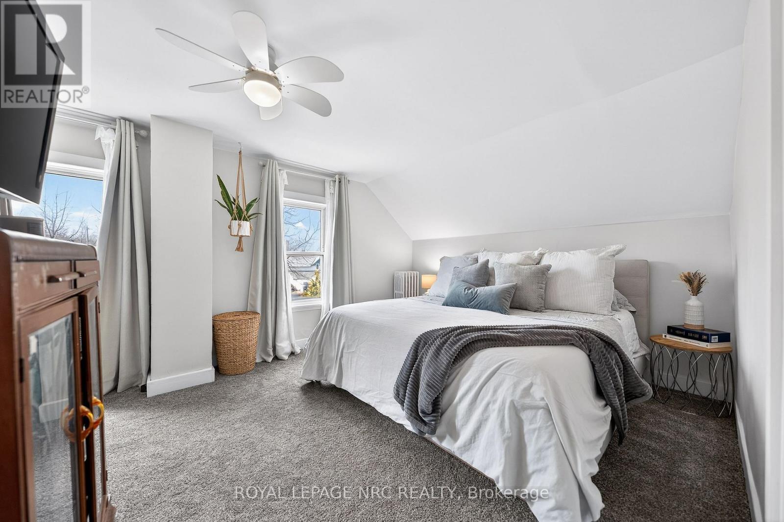 












23 PINECREST AVENUE

,
St. Catharines (Burleigh Hill),




Ontario
L2T1C6

