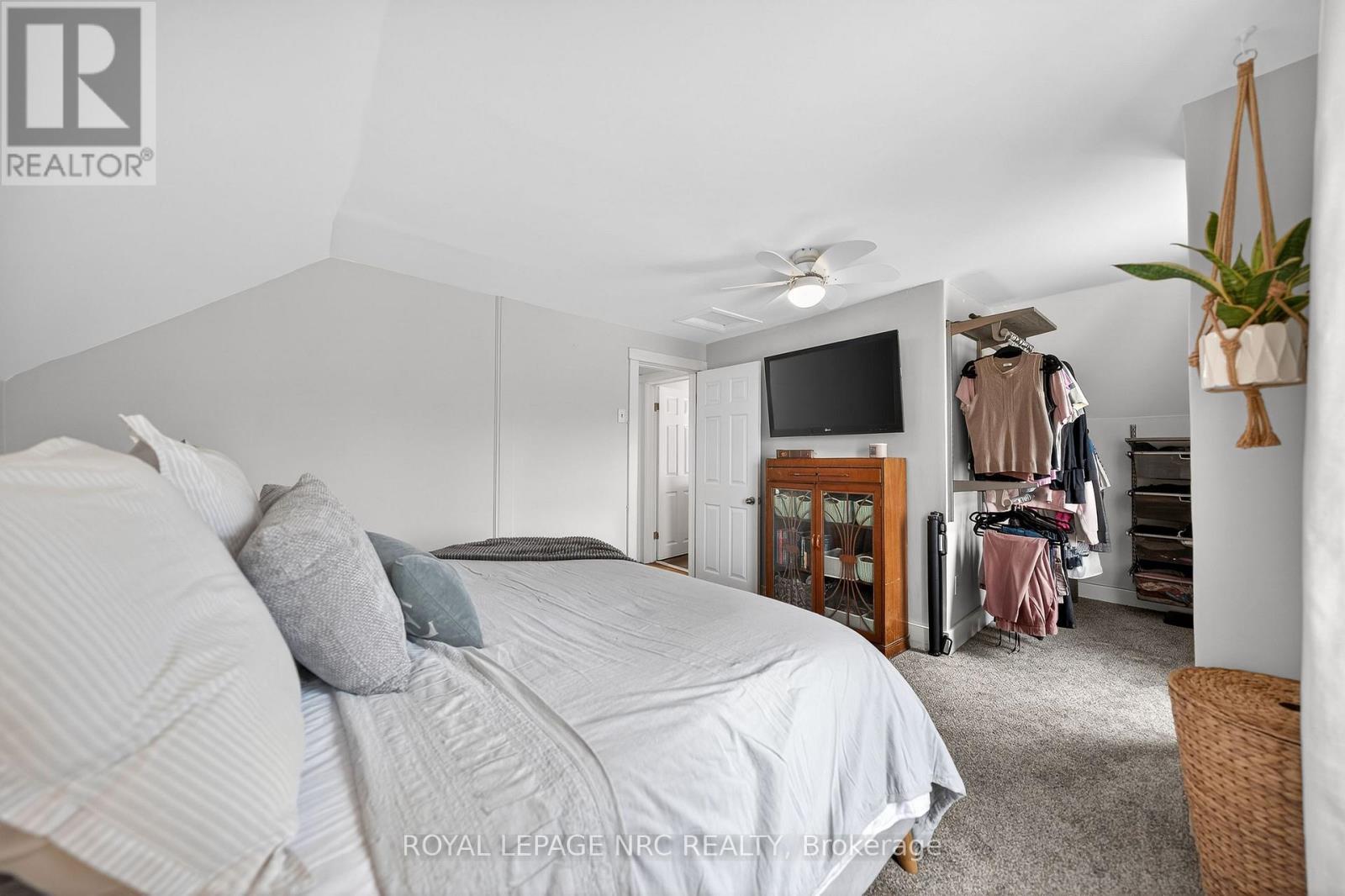 












23 PINECREST AVENUE

,
St. Catharines (Burleigh Hill),




Ontario
L2T1C6

