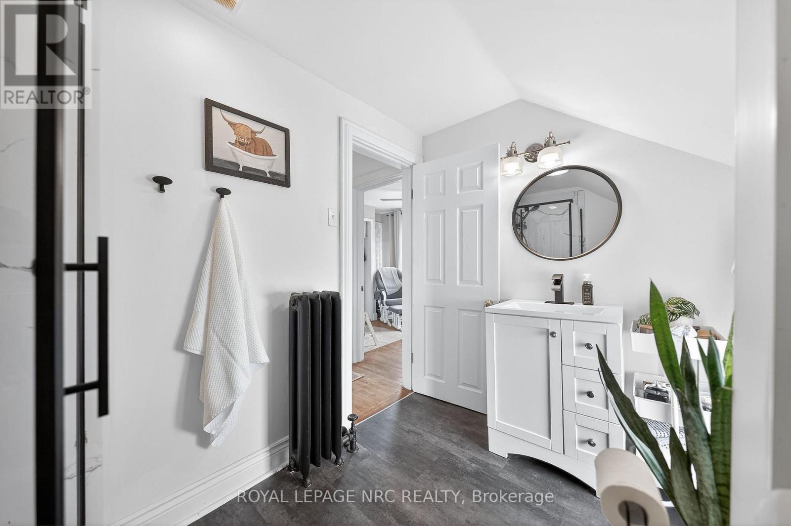 












23 PINECREST AVENUE

,
St. Catharines (Burleigh Hill),




Ontario
L2T1C6

