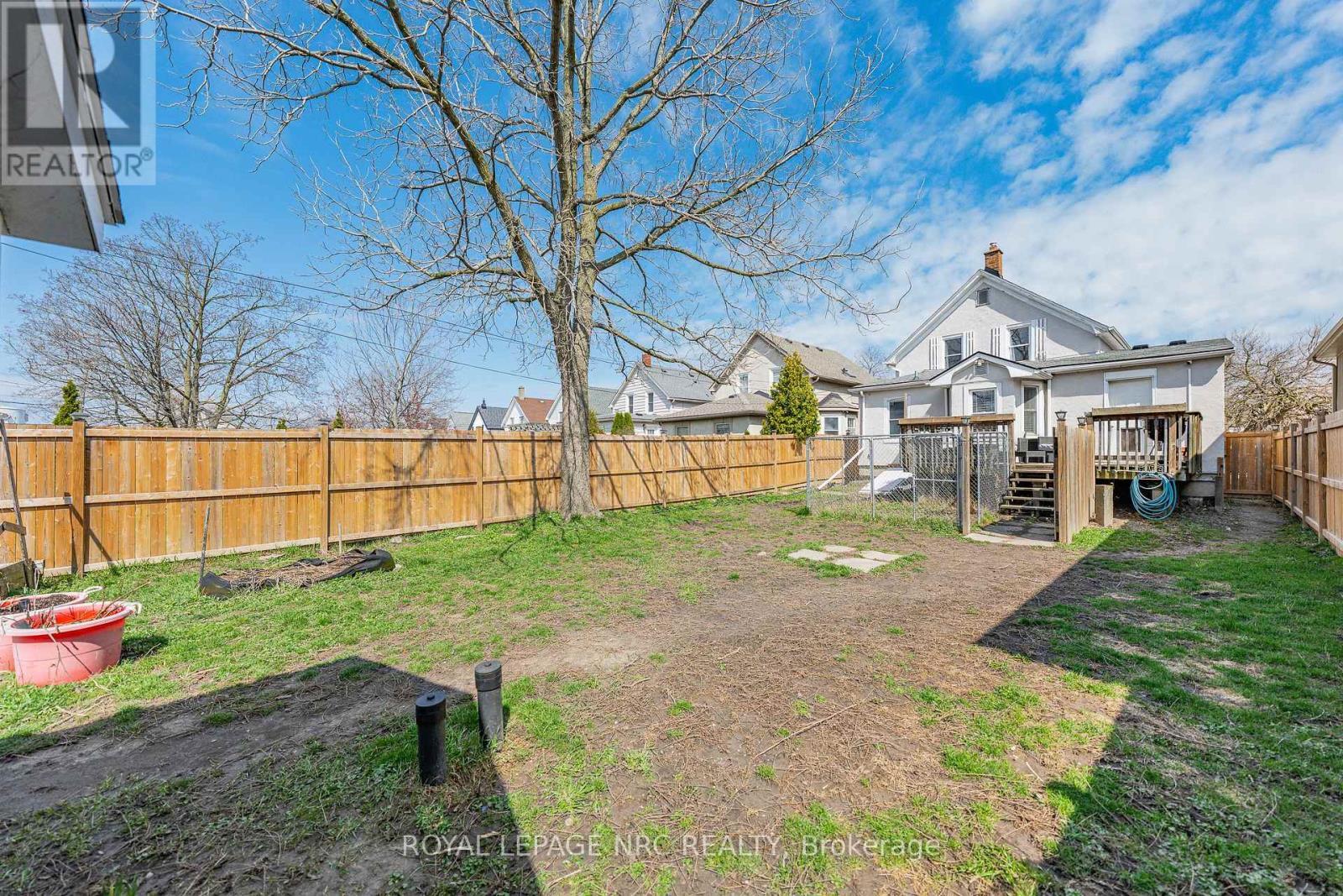 












23 PINECREST AVENUE

,
St. Catharines (Burleigh Hill),




Ontario
L2T1C6

