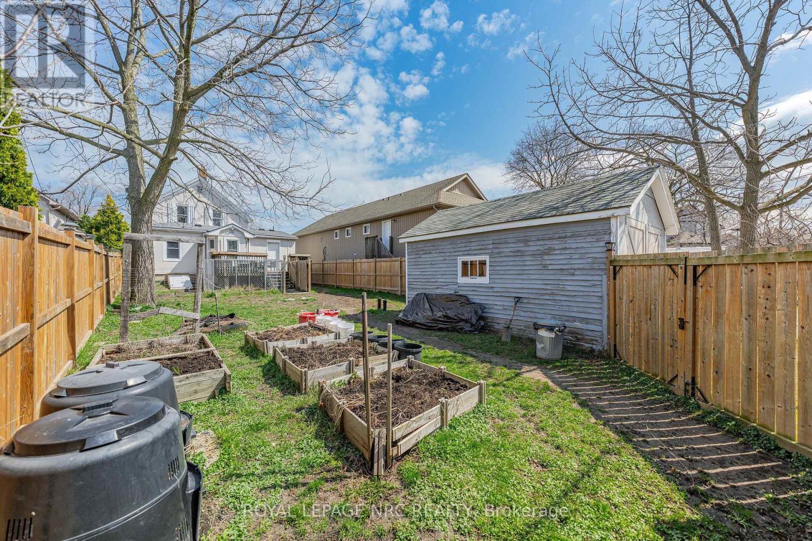 












23 PINECREST AVENUE

,
St. Catharines (Burleigh Hill),




Ontario
L2T1C6

