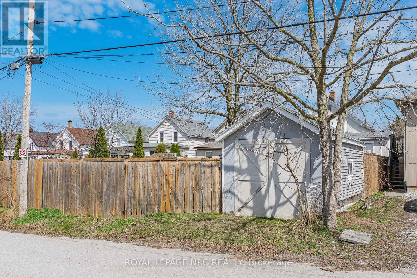 












23 PINECREST AVENUE

,
St. Catharines (Burleigh Hill),




Ontario
L2T1C6

