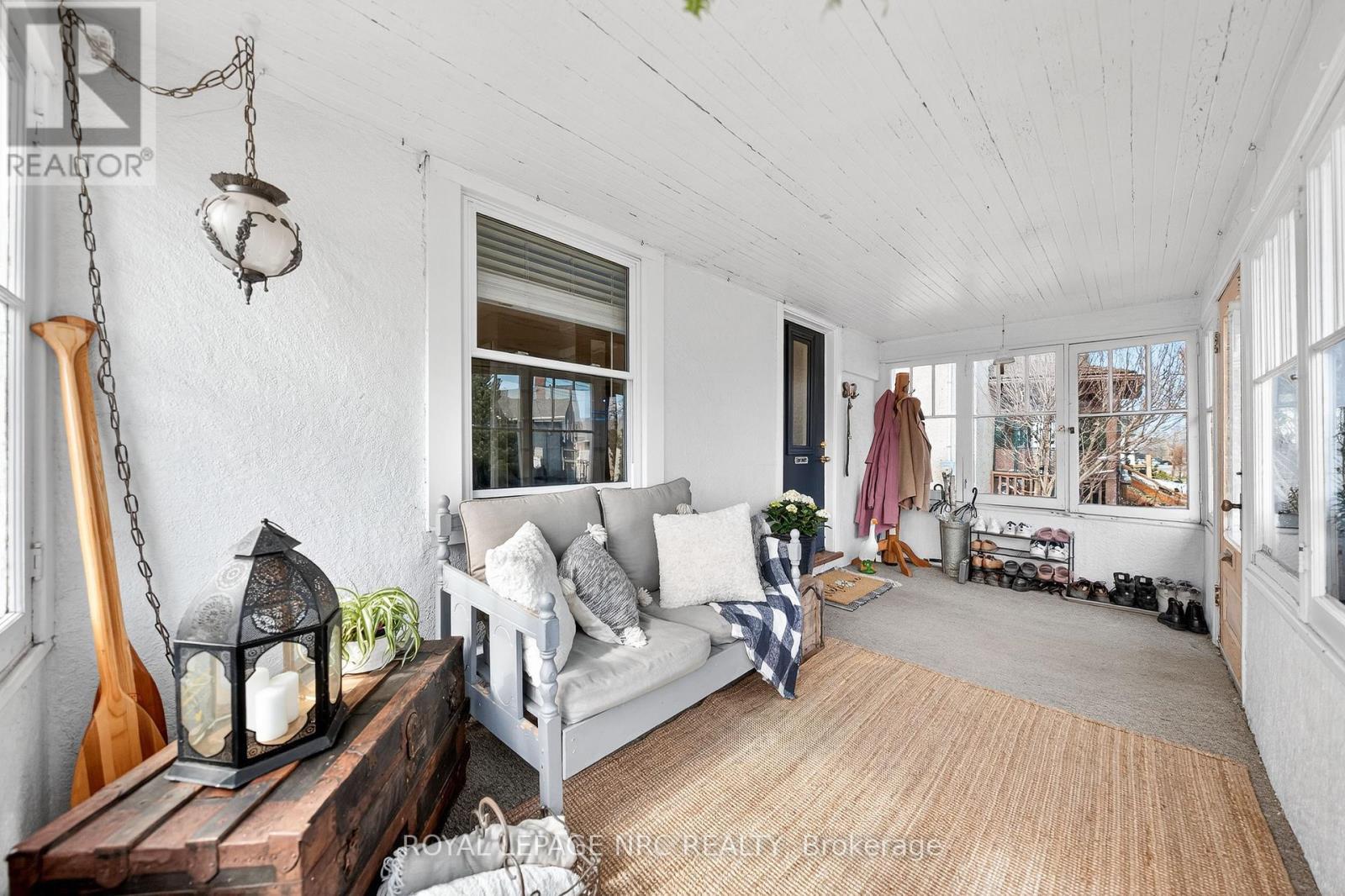 












23 PINECREST AVENUE

,
St. Catharines (Burleigh Hill),




Ontario
L2T1C6

