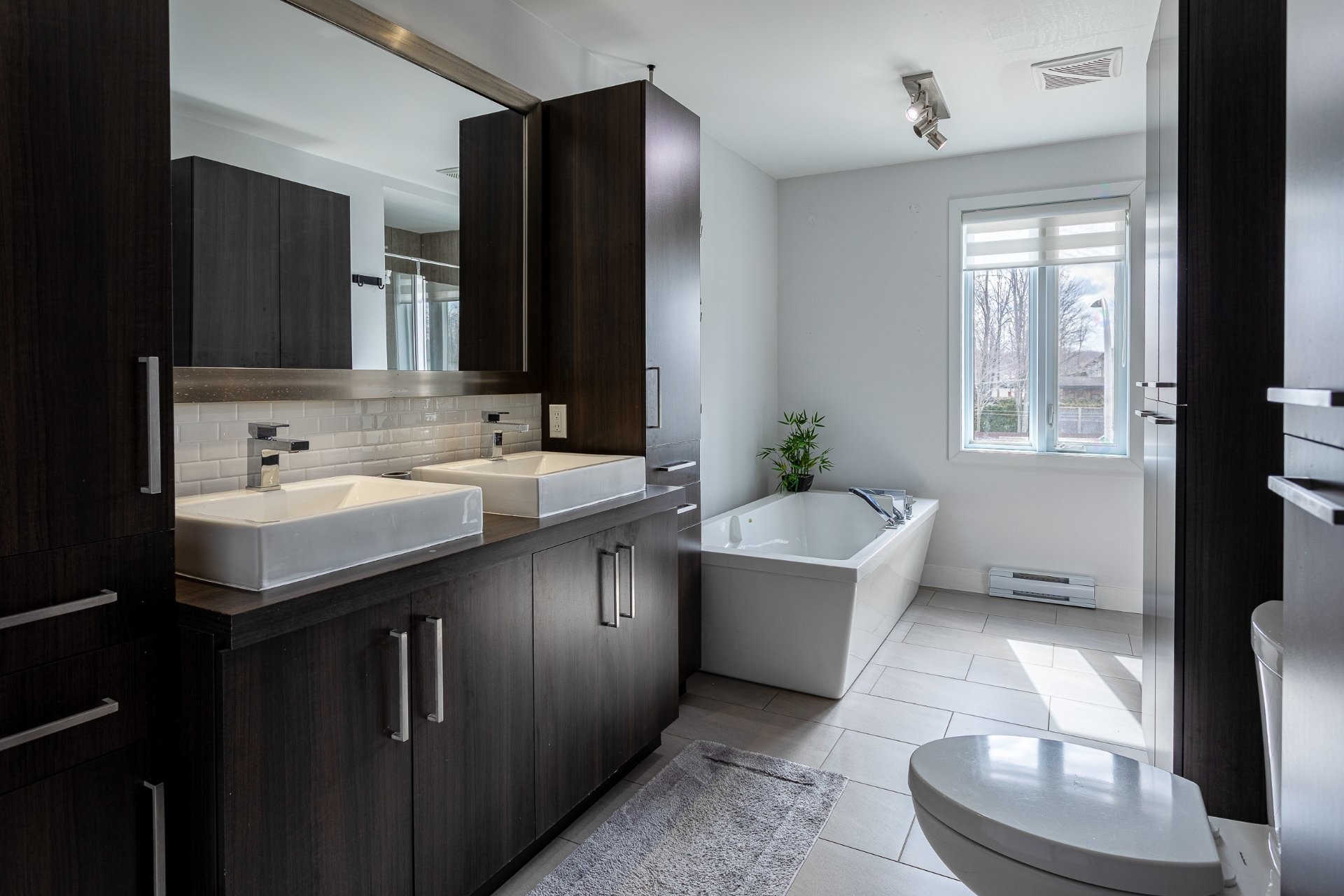 









6890


Rue François-Raymond

,
Trois-Rivières,




QC
G9C0G7

