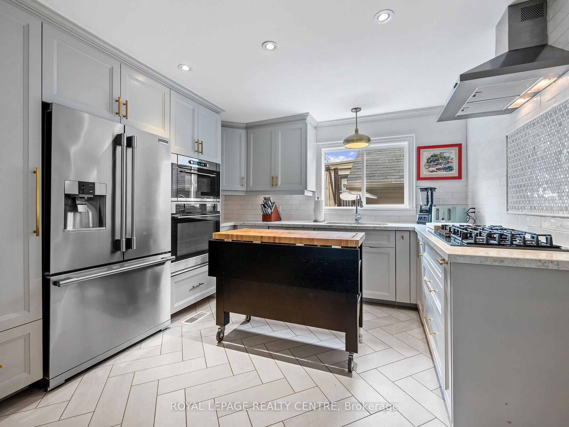 









102


Twenty Third

Street,
Toronto,




ON
M8V 3N2

