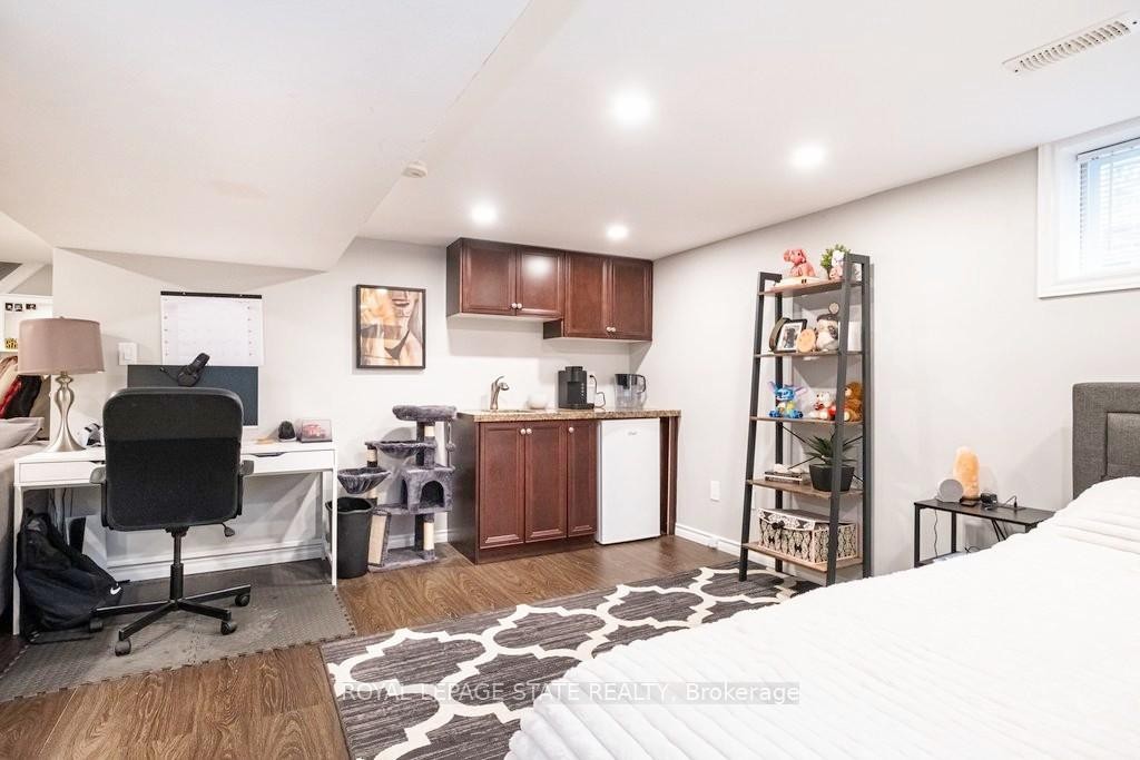 









143


Huxley

Avenue South,
Hamilton,




ON
L8K 2P9

