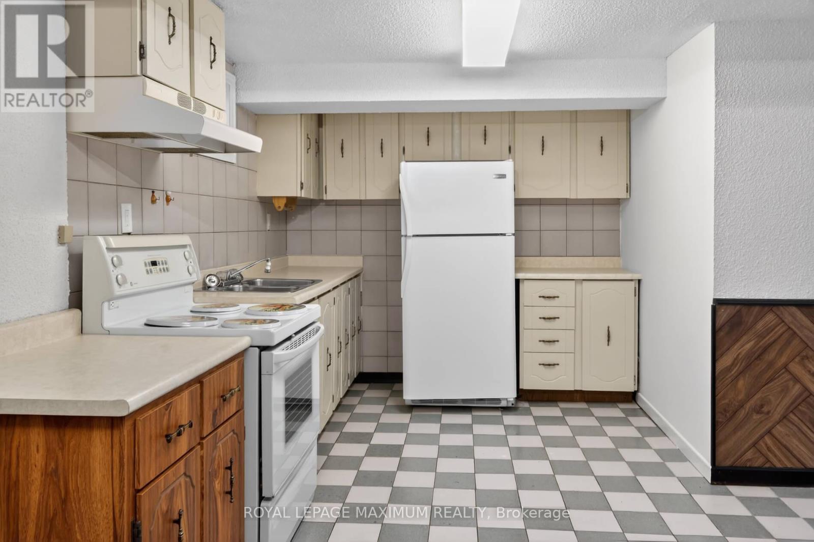 












94 GOLDSBORO ROAD

,
Toronto,




Ontario
M9L1A8

