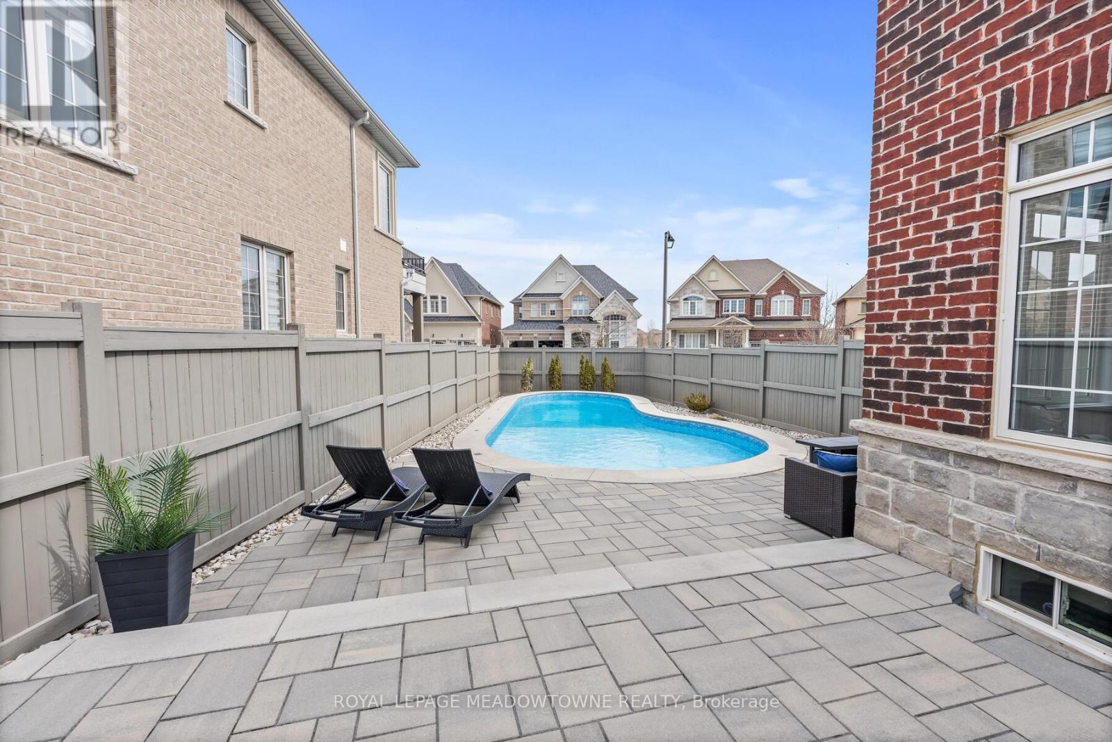 












67 HIDDEN LAKE TRAIL

,
Halton Hills,




Ontario
L7G0K6

