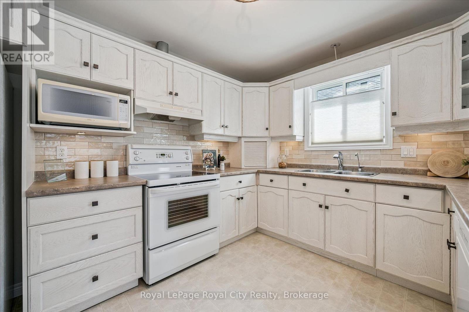 












68 BASSWOOD DRIVE

,
Guelph (Village By The Arboretum),




Ontario
N1G4X7

