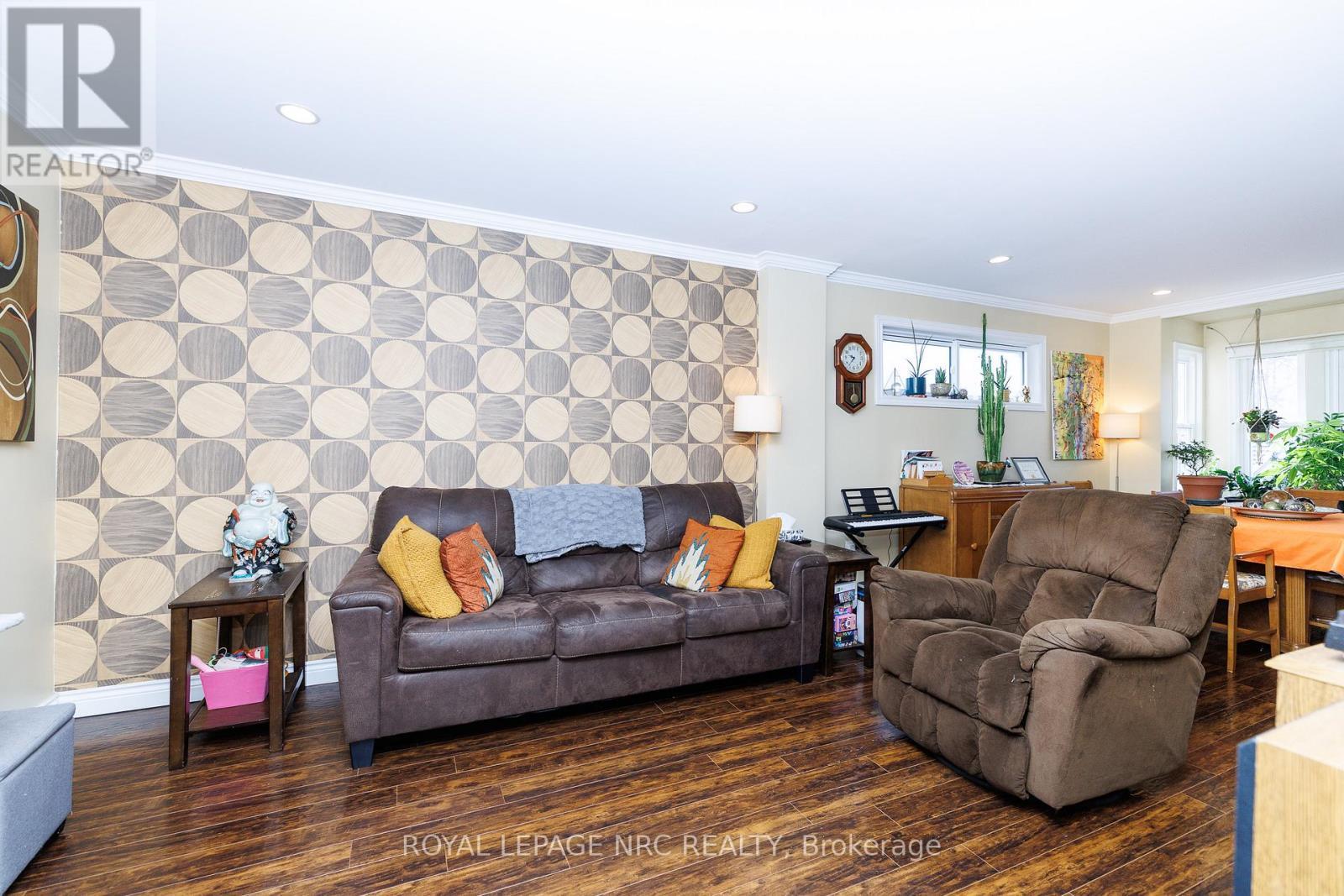 












78 RUSSELL AVENUE

,
St. Catharines (Downtown),




Ontario
L2R1V7

