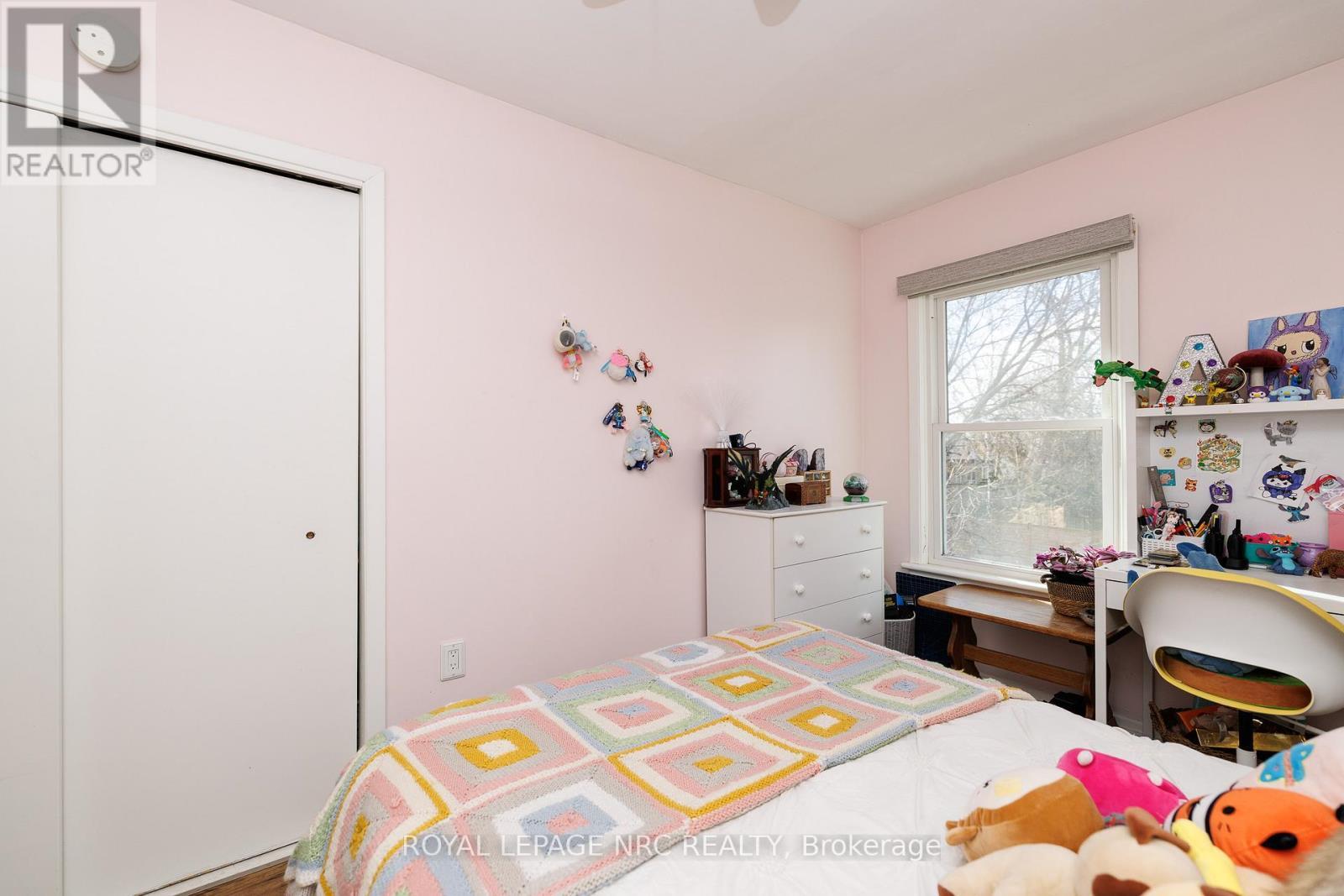 












78 RUSSELL AVENUE

,
St. Catharines (Downtown),




Ontario
L2R1V7

