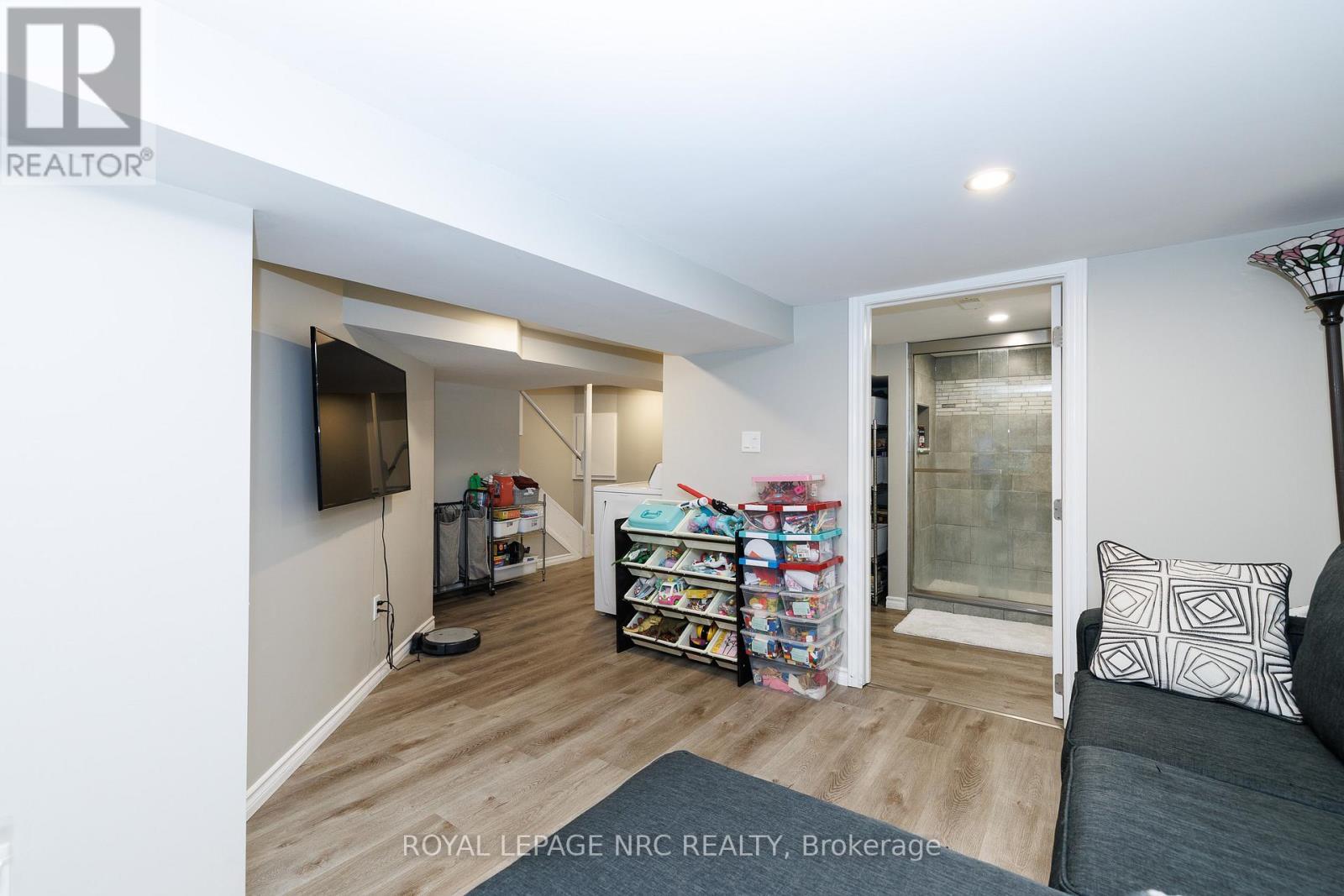












78 RUSSELL AVENUE

,
St. Catharines (Downtown),




Ontario
L2R1V7

