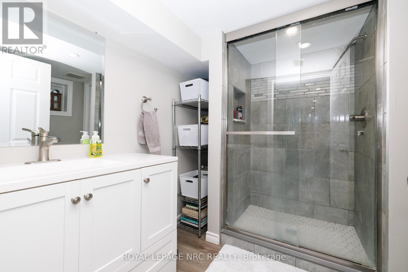 












78 RUSSELL AVENUE

,
St. Catharines (Downtown),




Ontario
L2R1V7

