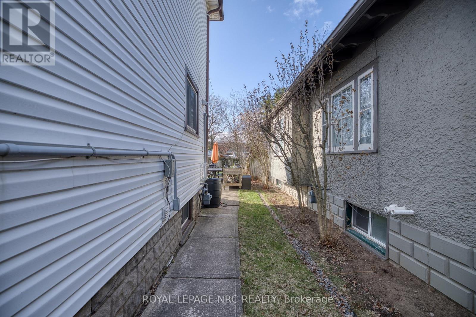 












78 RUSSELL AVENUE

,
St. Catharines (Downtown),




Ontario
L2R1V7


