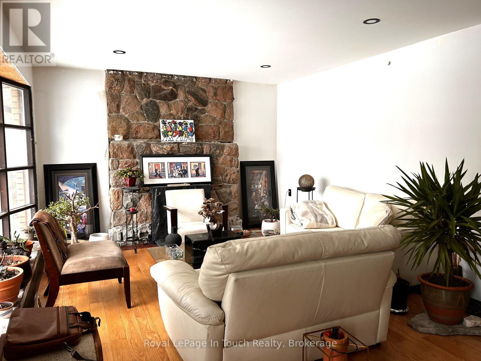 












26 DUNDEE DRIVE

,
Tiny,




Ontario
L9M0B3

