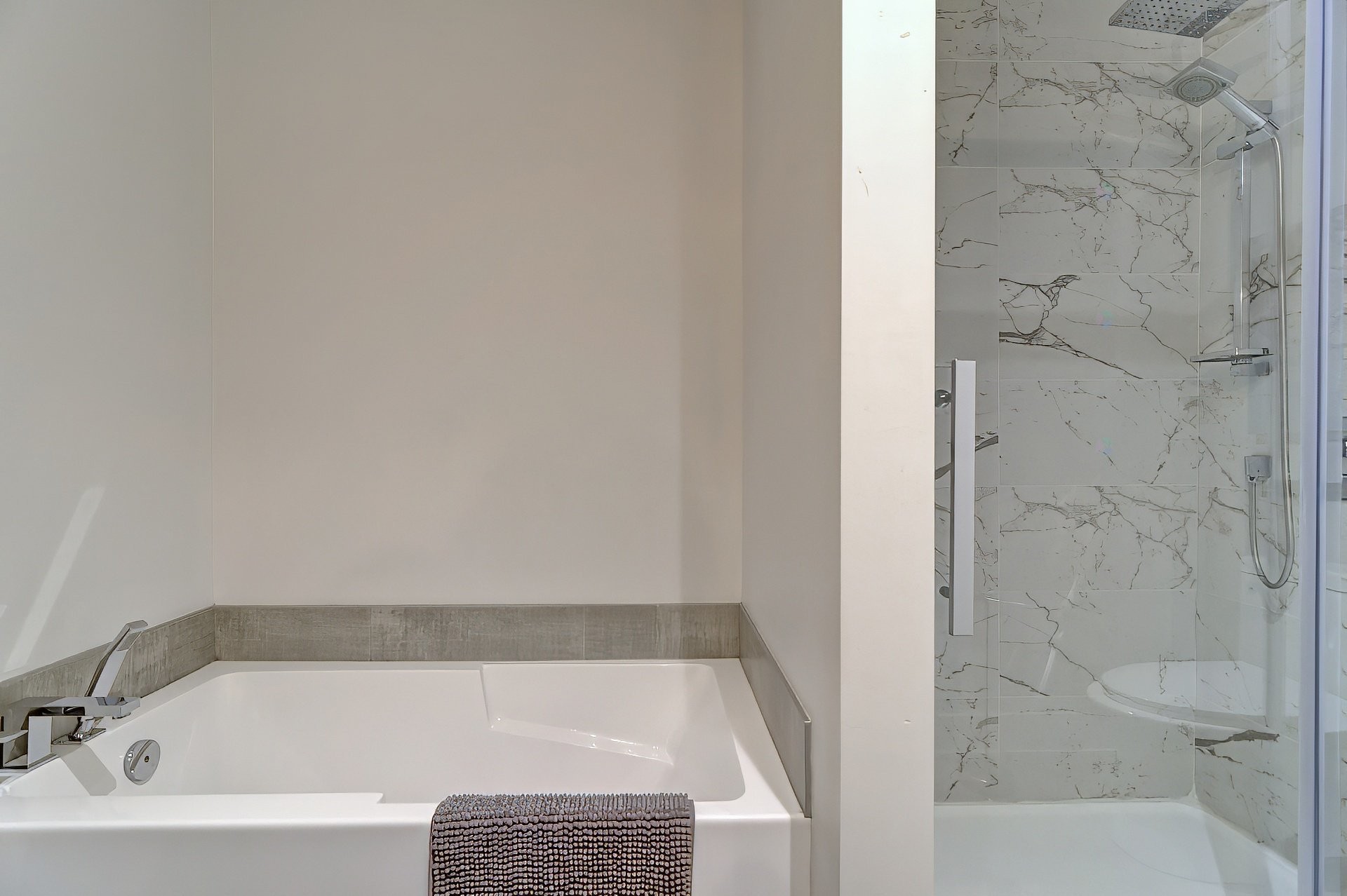 









399

 - 403


Rue d'Ambre

,
Candiac,




QC
J5R3L6

