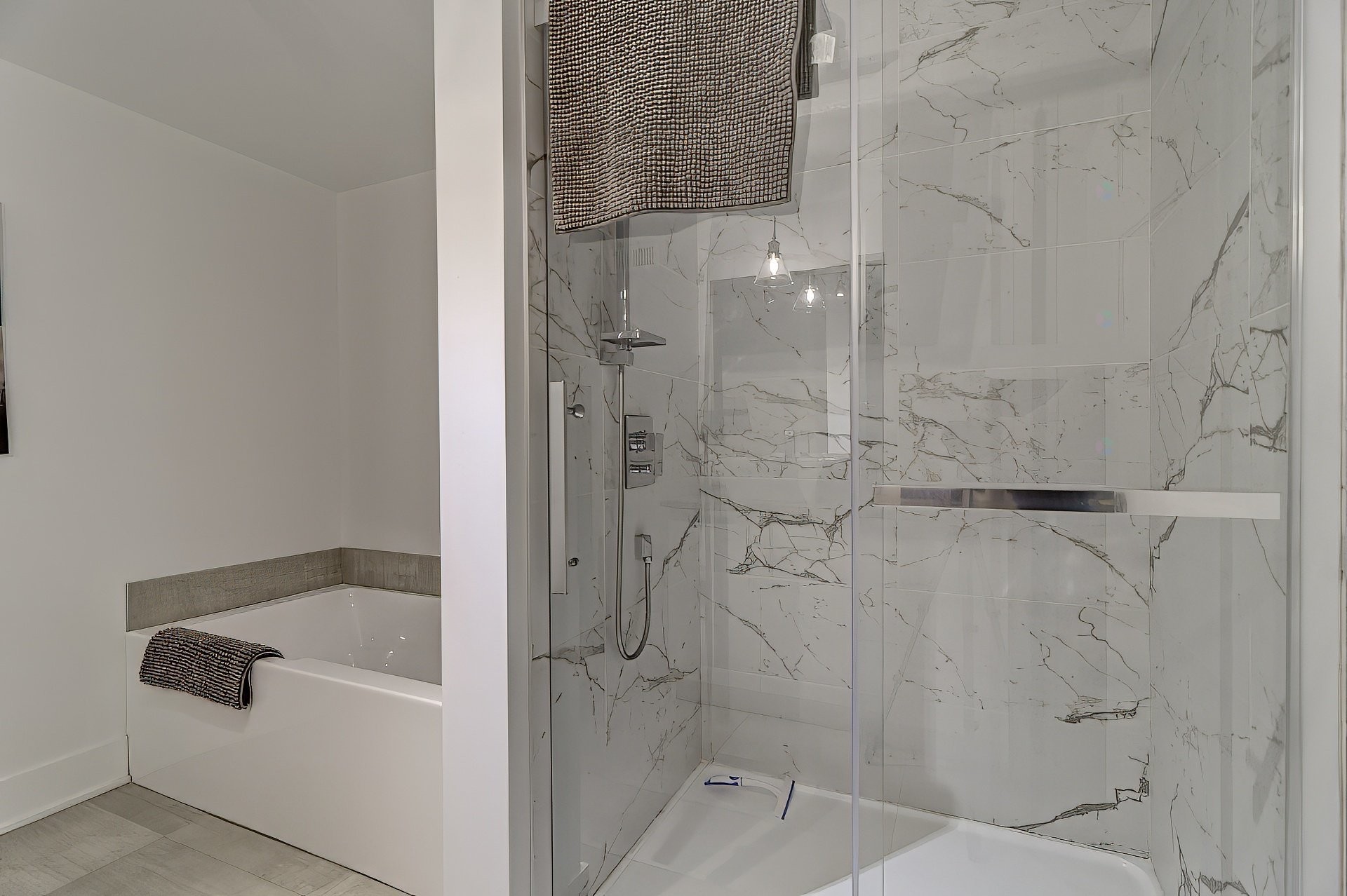 









399

 - 403


Rue d'Ambre

,
Candiac,




QC
J5R3L6

