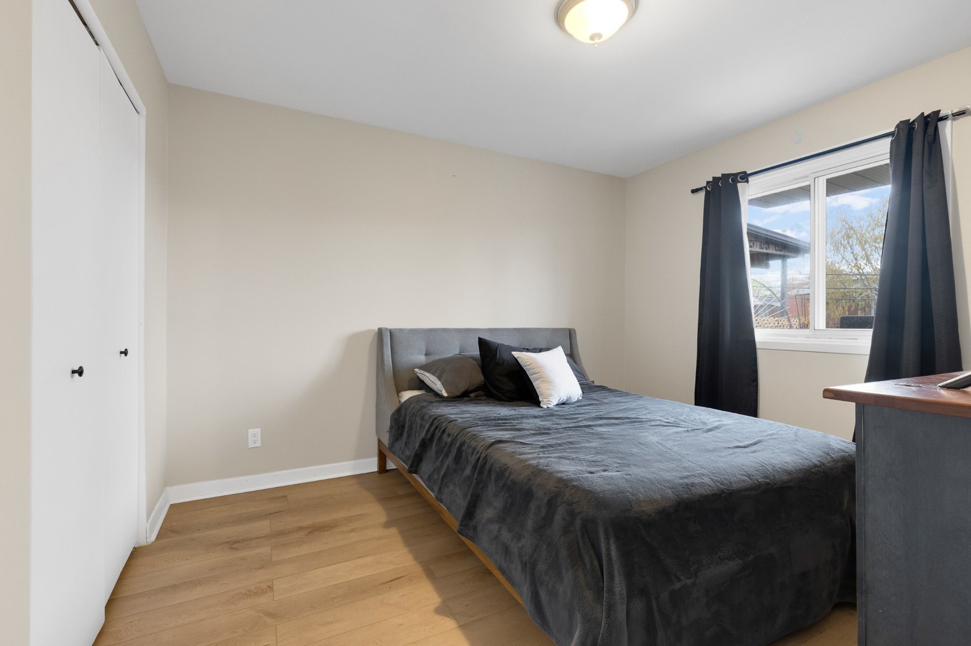 









11641

 - 11645


Av. Laurier

,
Montréal (Montréal-Nord),




QC
H1G4A8

