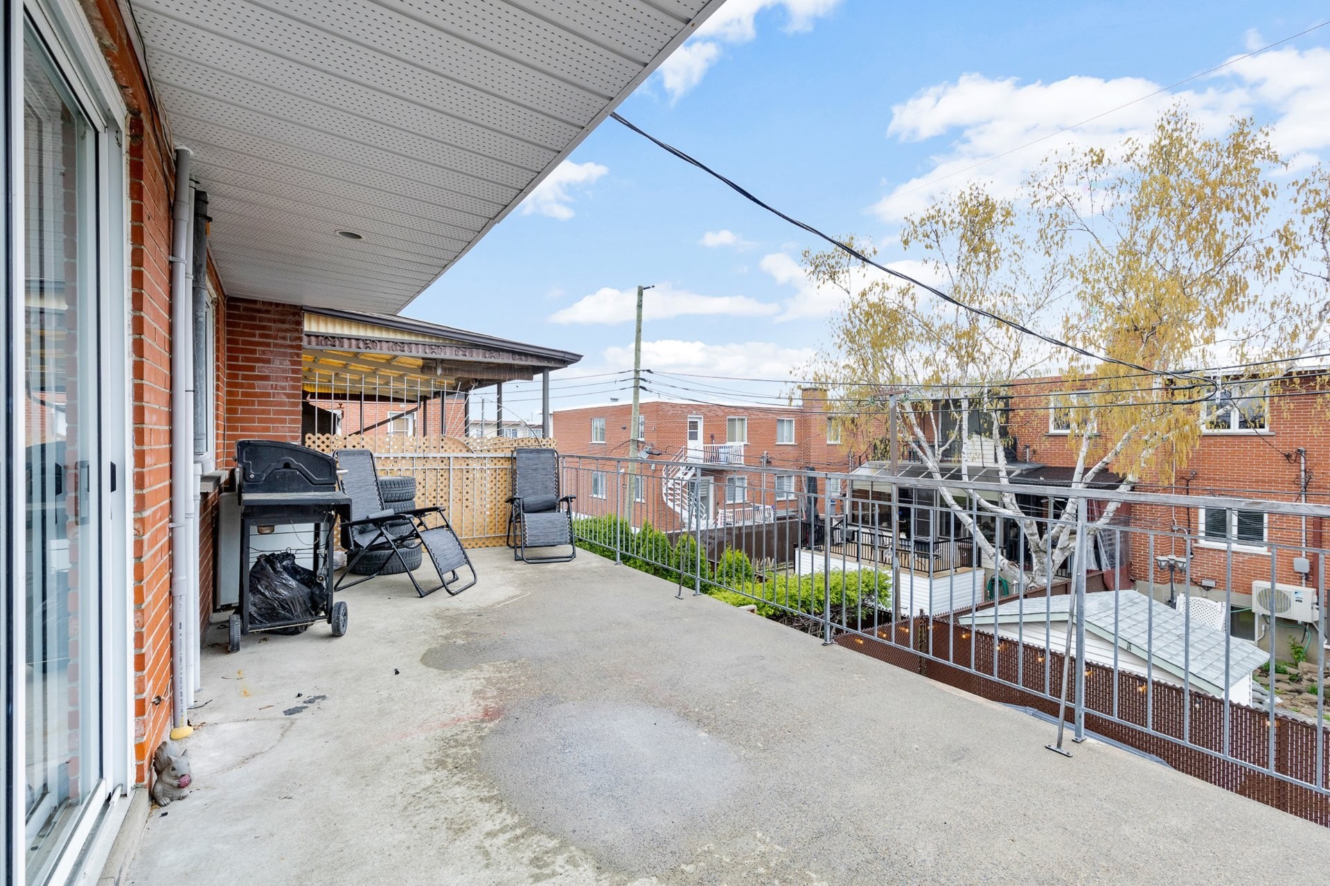 









11641

 - 11645


Av. Laurier

,
Montréal (Montréal-Nord),




QC
H1G4A8

