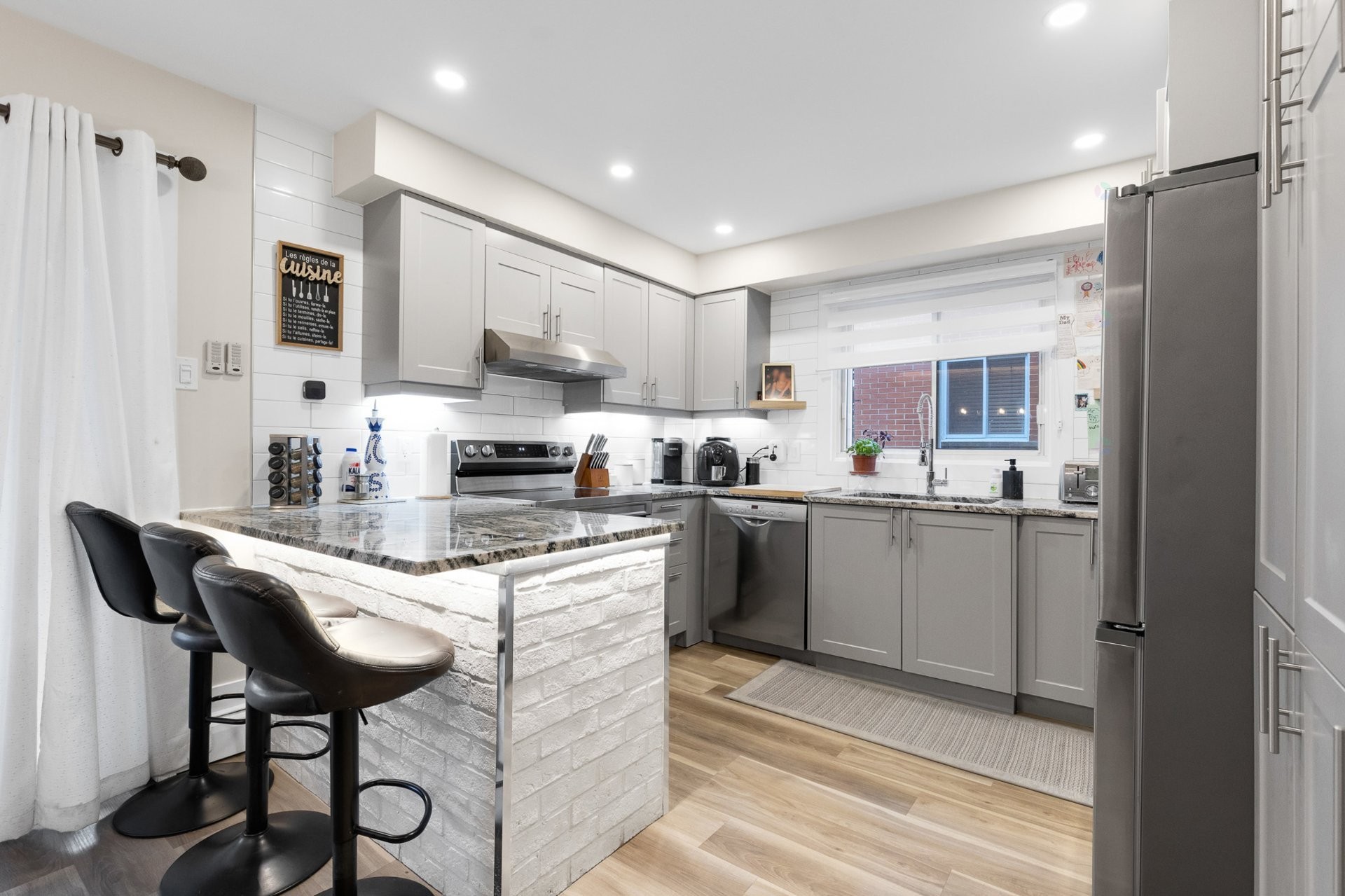 









11641

 - 11645


Av. Laurier

,
Montréal (Montréal-Nord),




QC
H1G4A8

