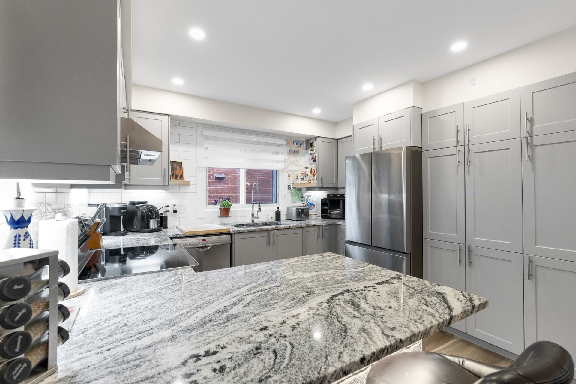 









11641

 - 11645


Av. Laurier

,
Montréal (Montréal-Nord),




QC
H1G4A8

