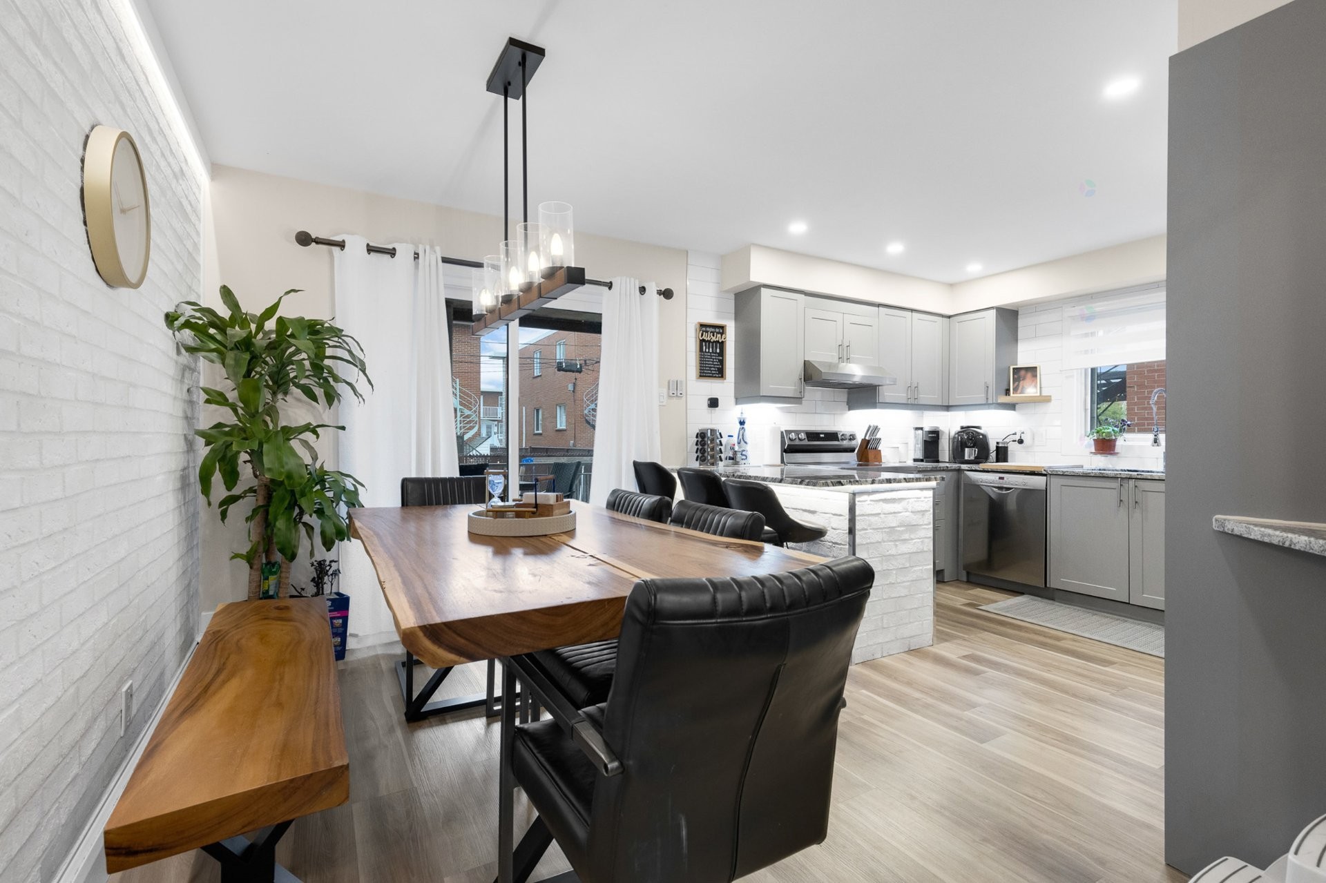 









11641

 - 11645


Av. Laurier

,
Montréal (Montréal-Nord),




QC
H1G4A8

