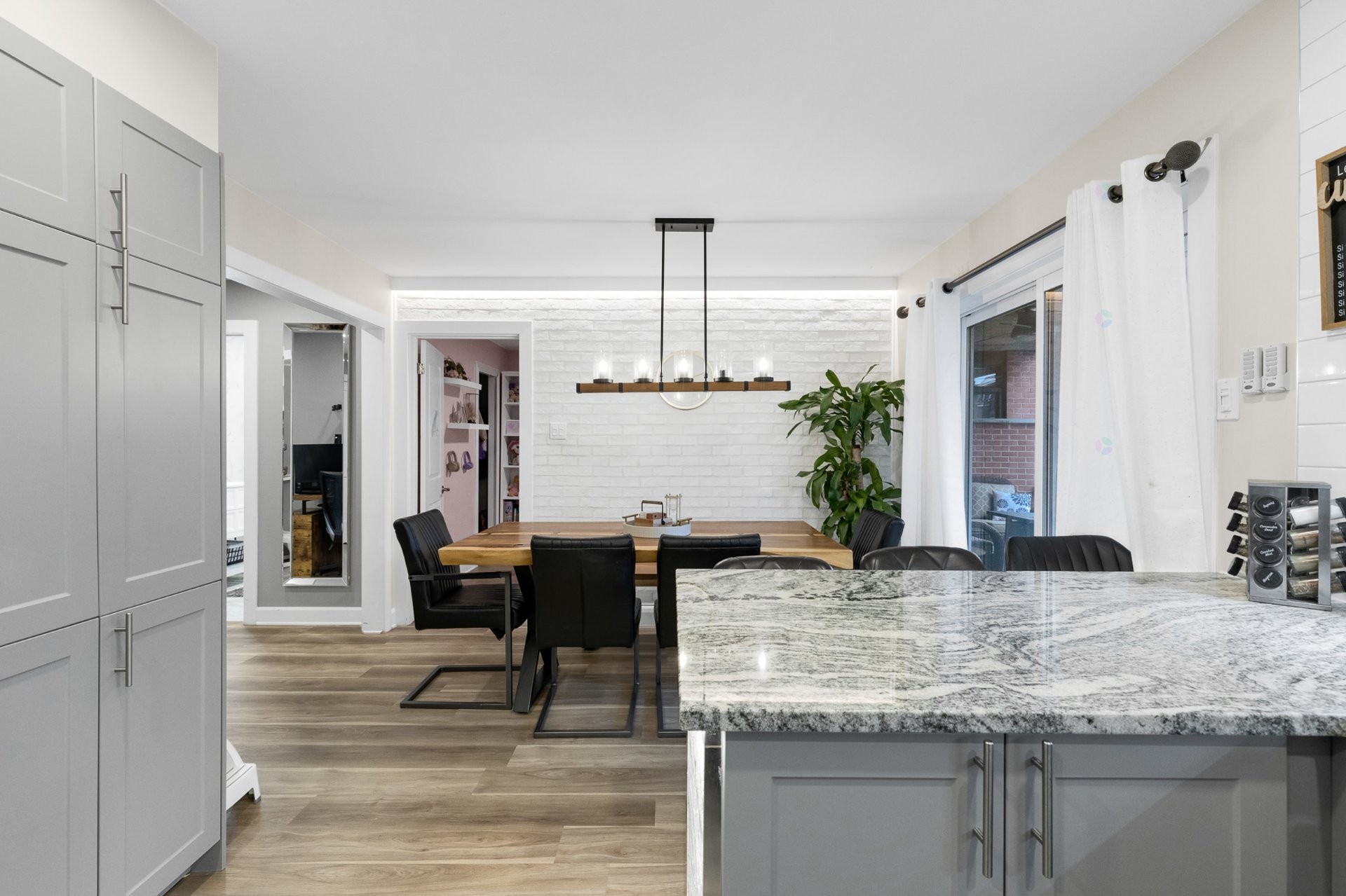 









11641

 - 11645


Av. Laurier

,
Montréal (Montréal-Nord),




QC
H1G4A8

