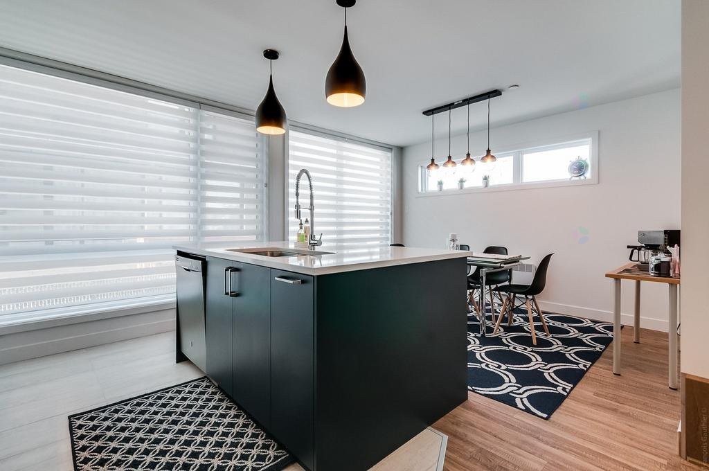 









4199


Av. Doré

,
Longueuil (Saint-Hubert),




QC
J3Y3T1

