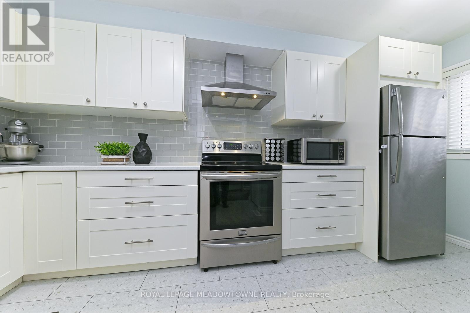 












74 - 80 LYNDEN CIRCLE

,
Halton Hills,




Ontario
L7G4Y8

