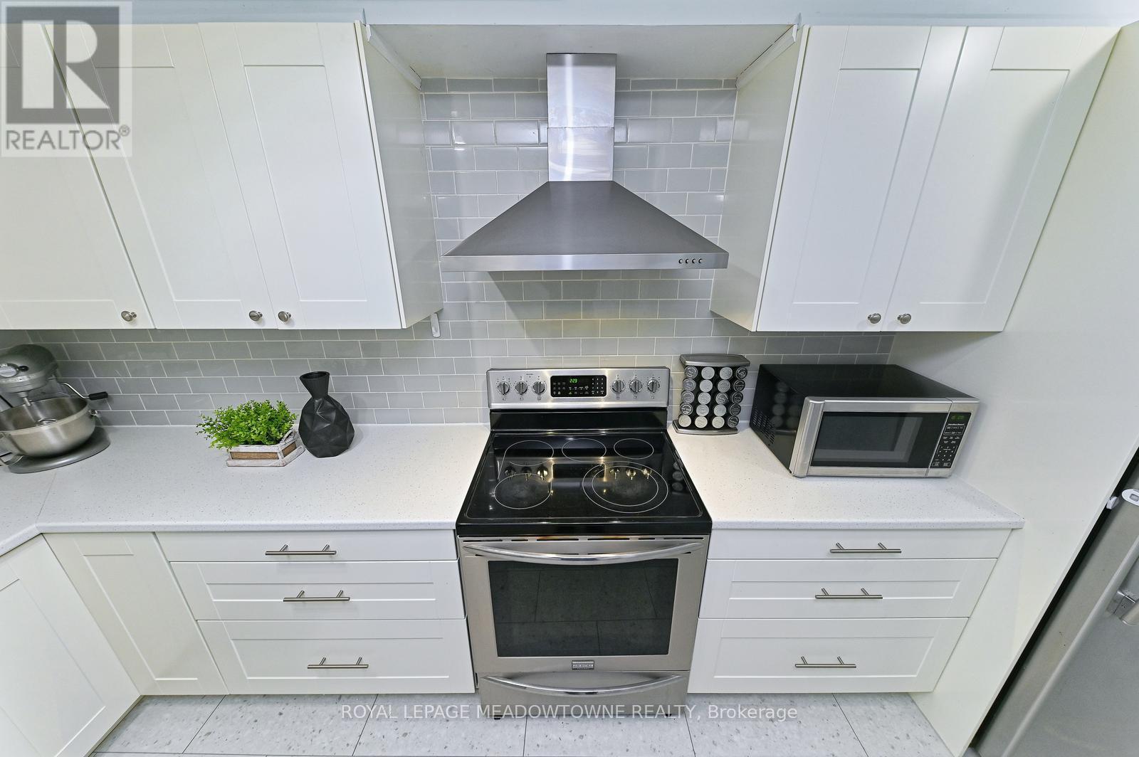 












74 - 80 LYNDEN CIRCLE

,
Halton Hills,




Ontario
L7G4Y8

