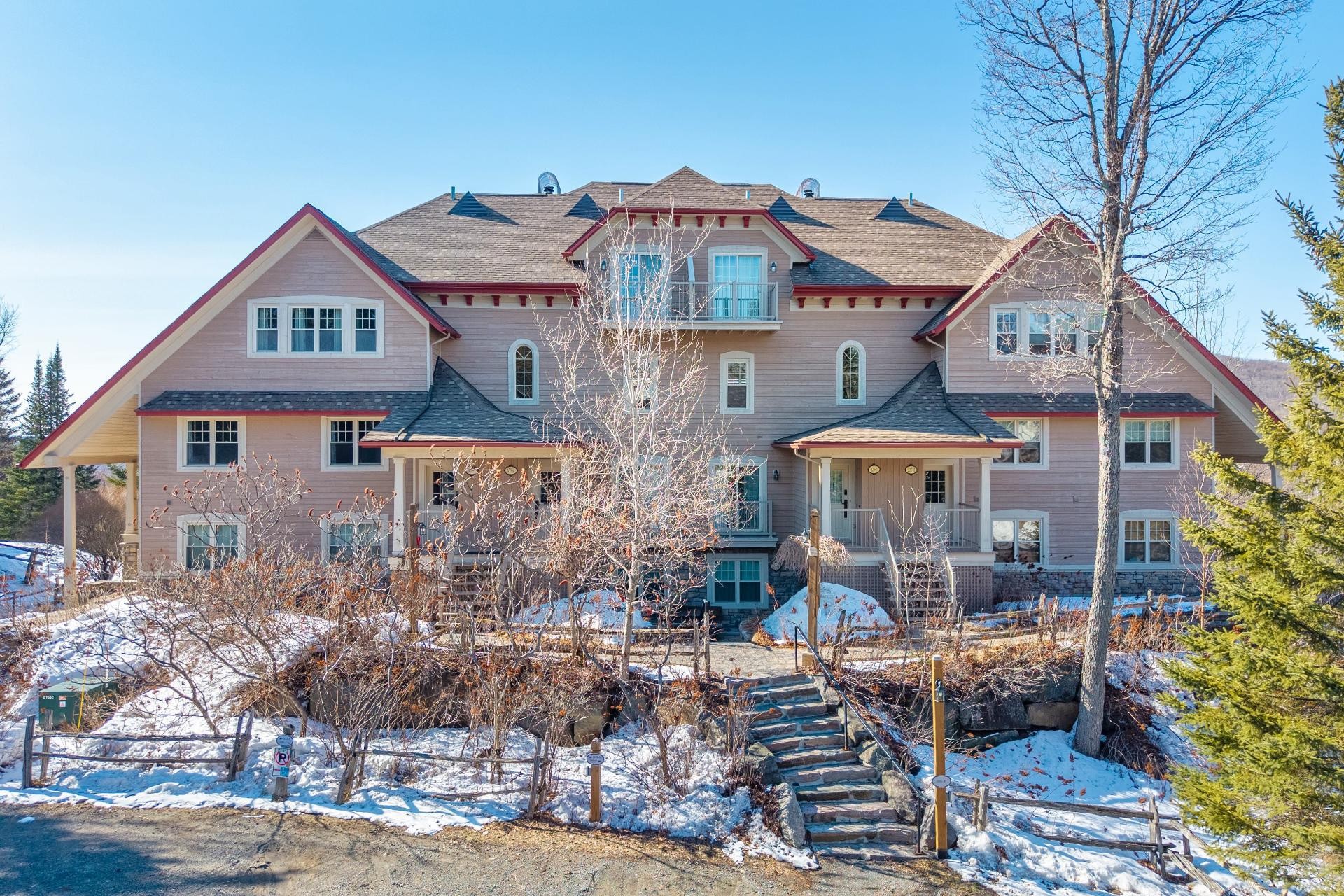 









205


Rue du Mont-Plaisant

, 3,
Mont-Tremblant,




QC
J8E1L2

