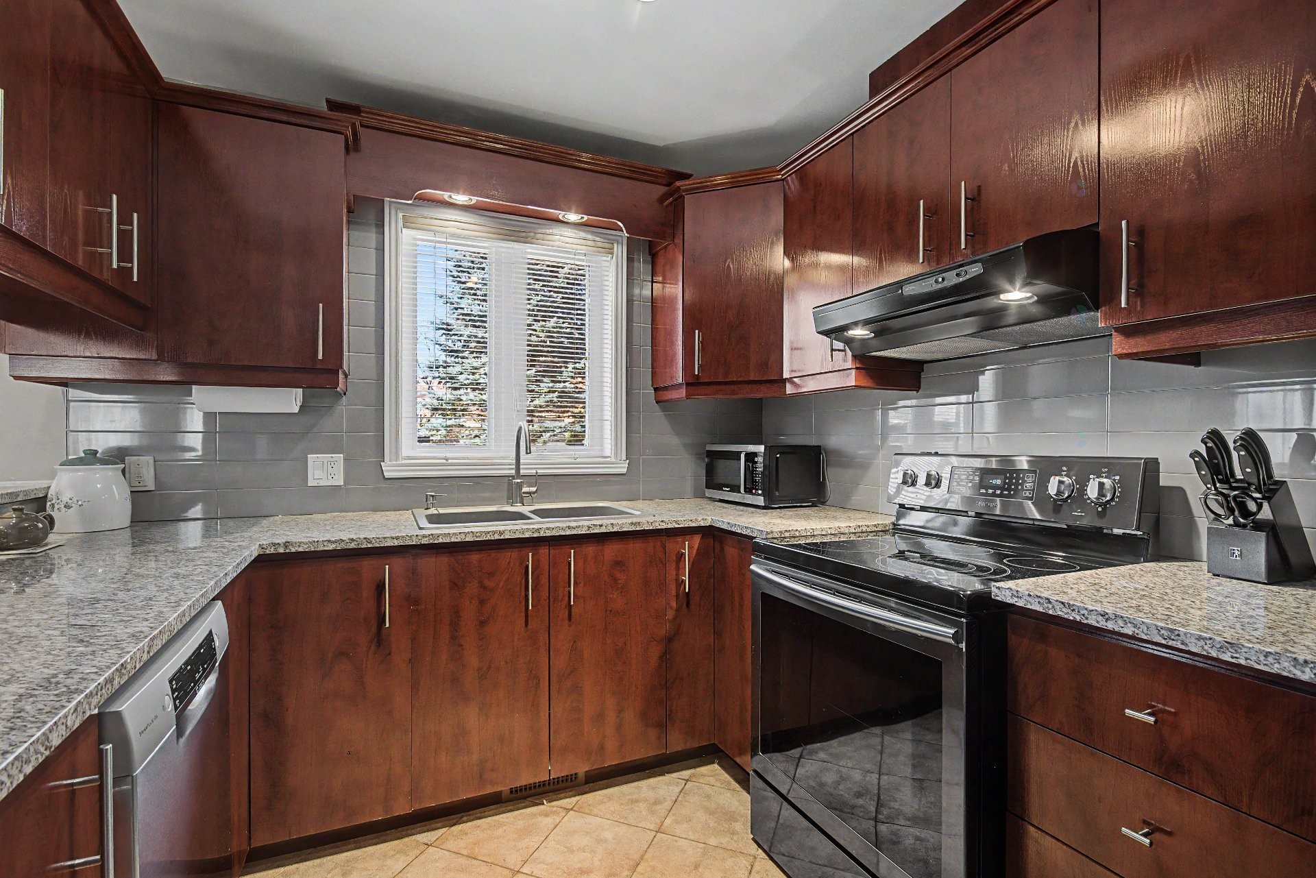 









120


Rue Deslières

,
Saint-Bruno-de-Montarville,




QC
J3V6P5

