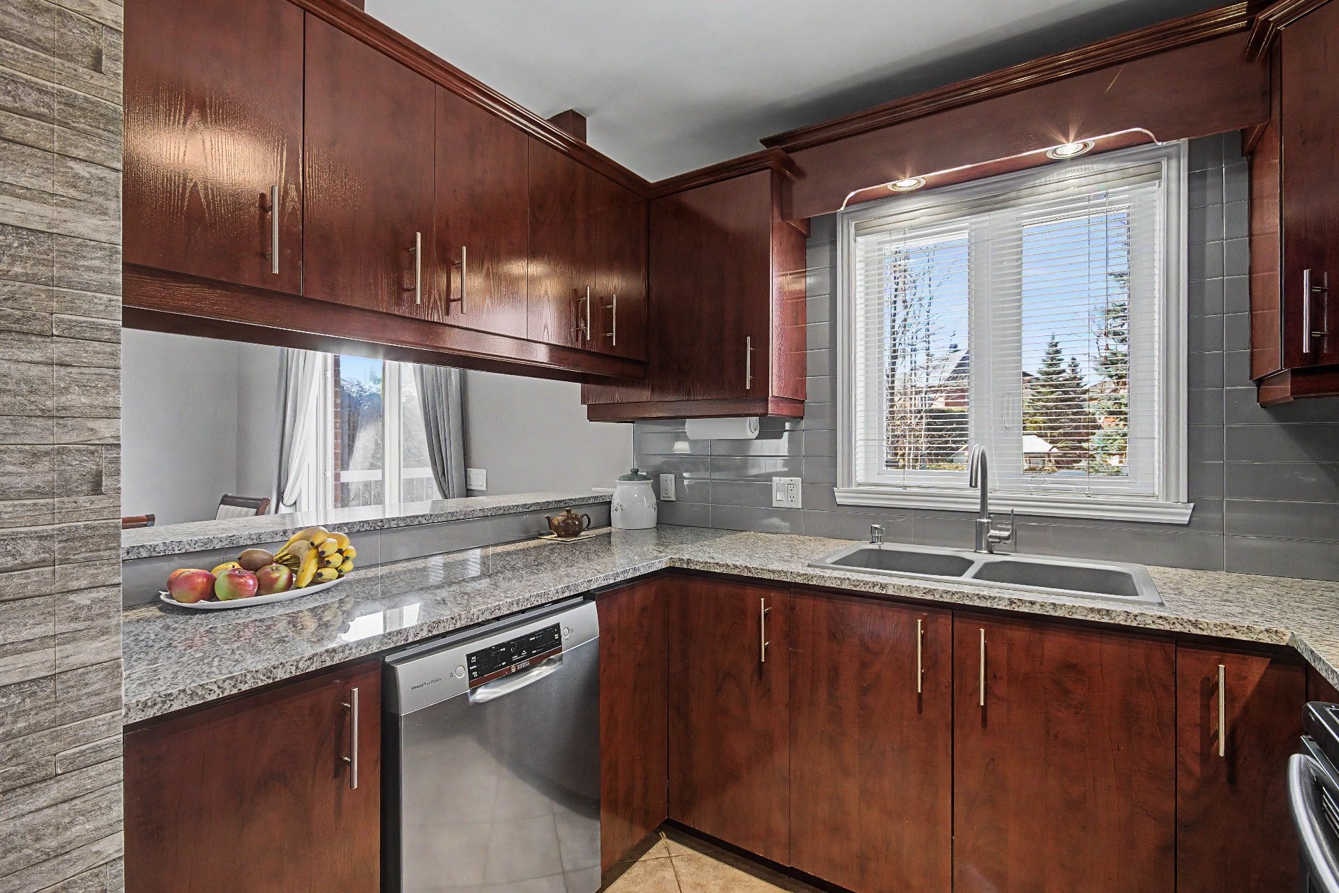 









120


Rue Deslières

,
Saint-Bruno-de-Montarville,




QC
J3V6P5

