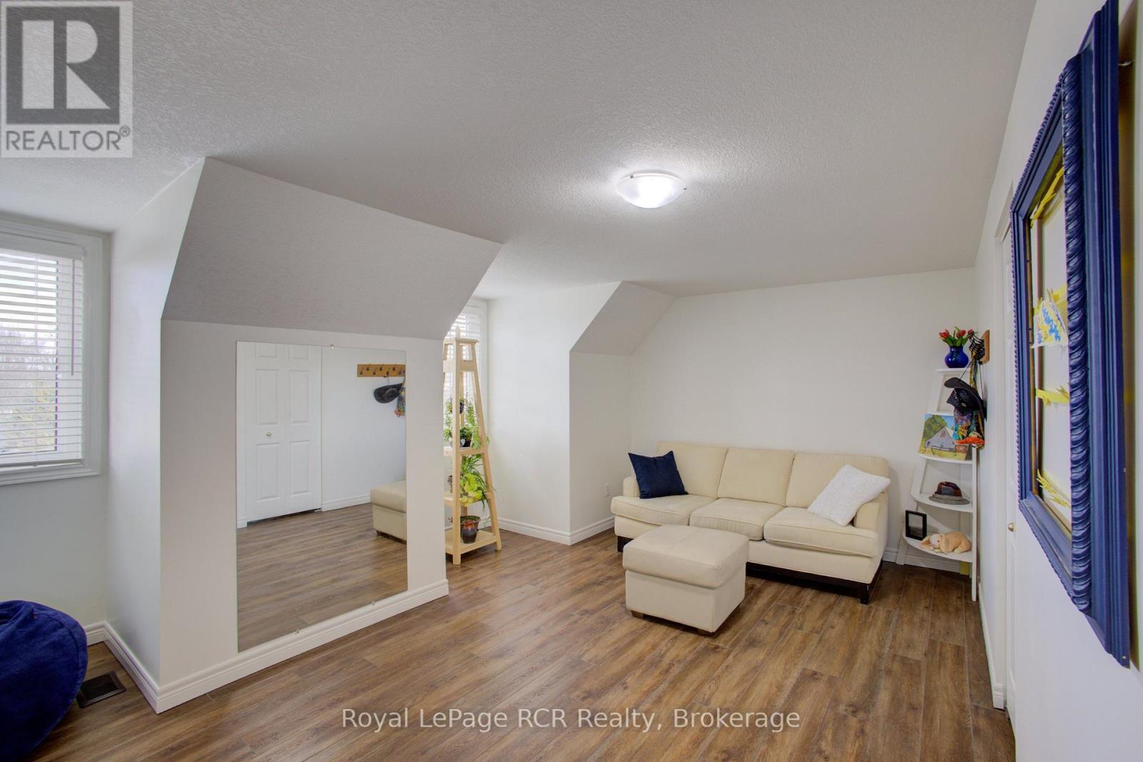 












232 CONESTOGA STREET N

,
Wellington North (Arthur),




Ontario
N0G1A0

